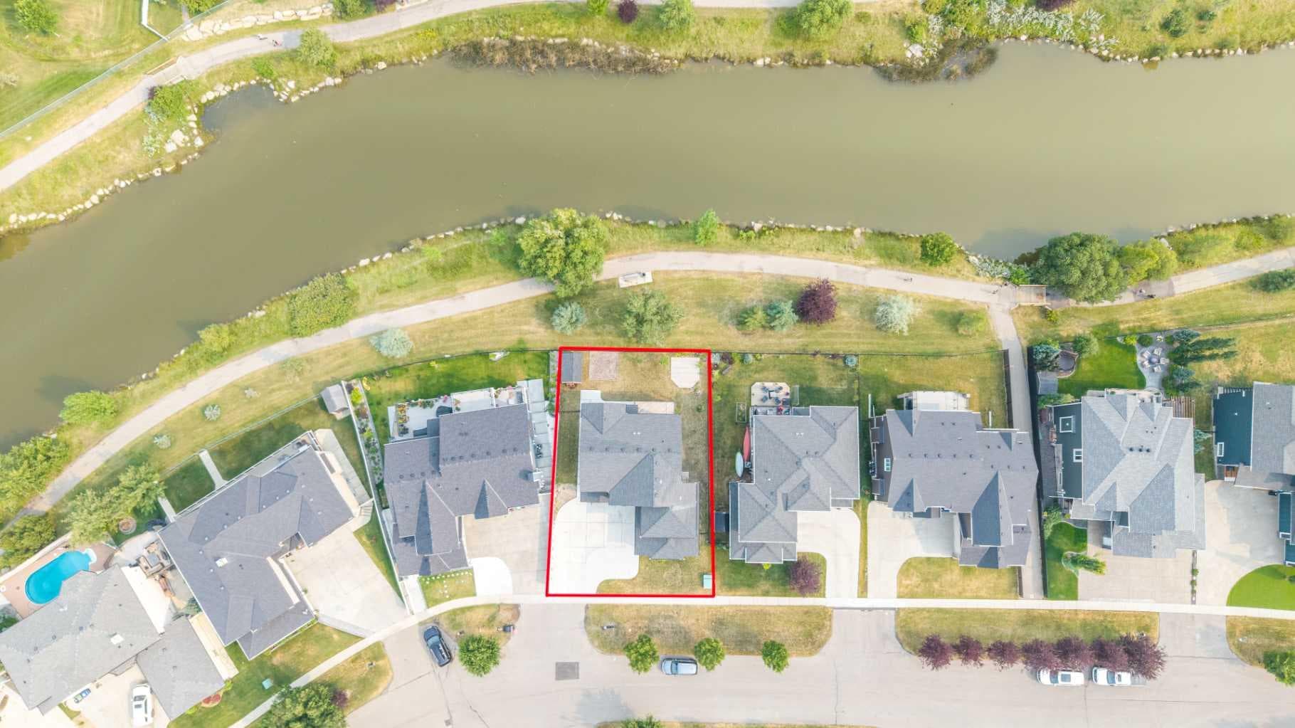 146 Canoe Crescent SW