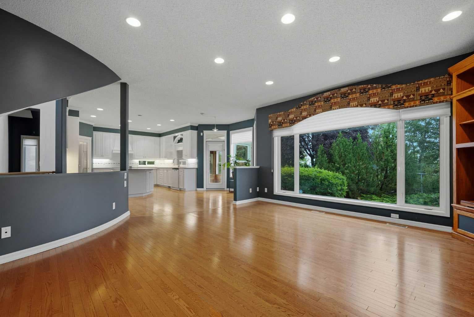 250 Diamond Drive SE