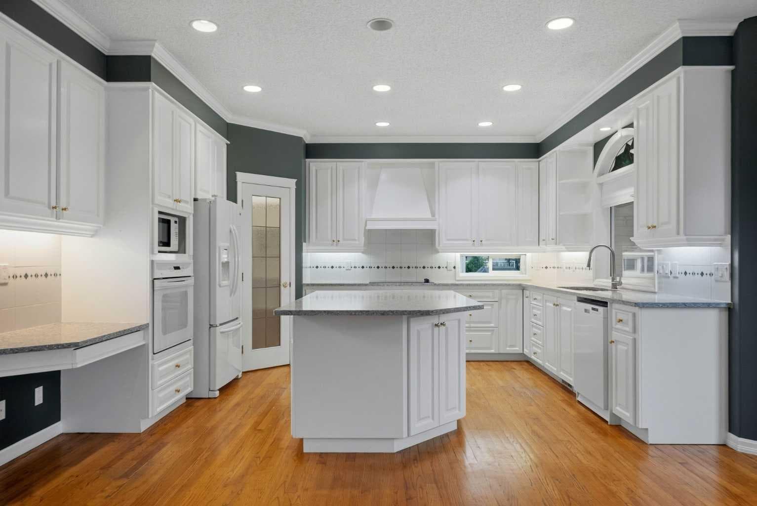 250 Diamond Drive SE