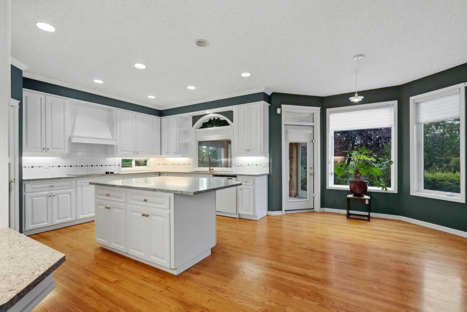 250 Diamond Drive SE