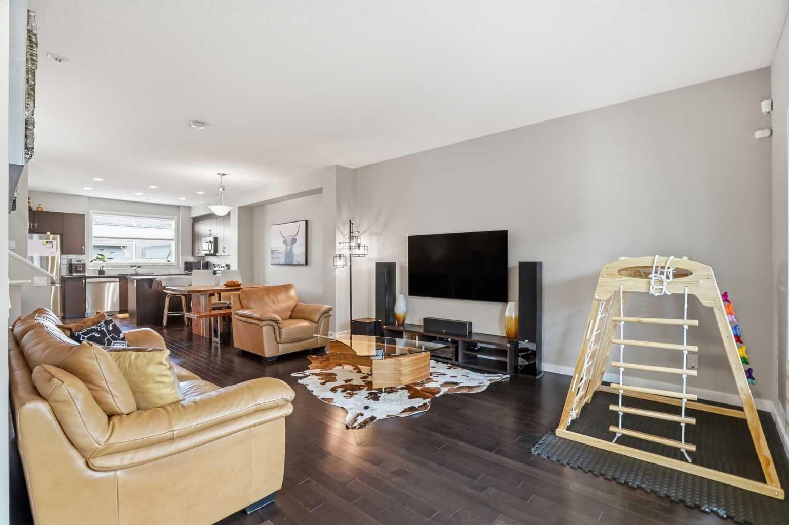 72 Redstone Common NE