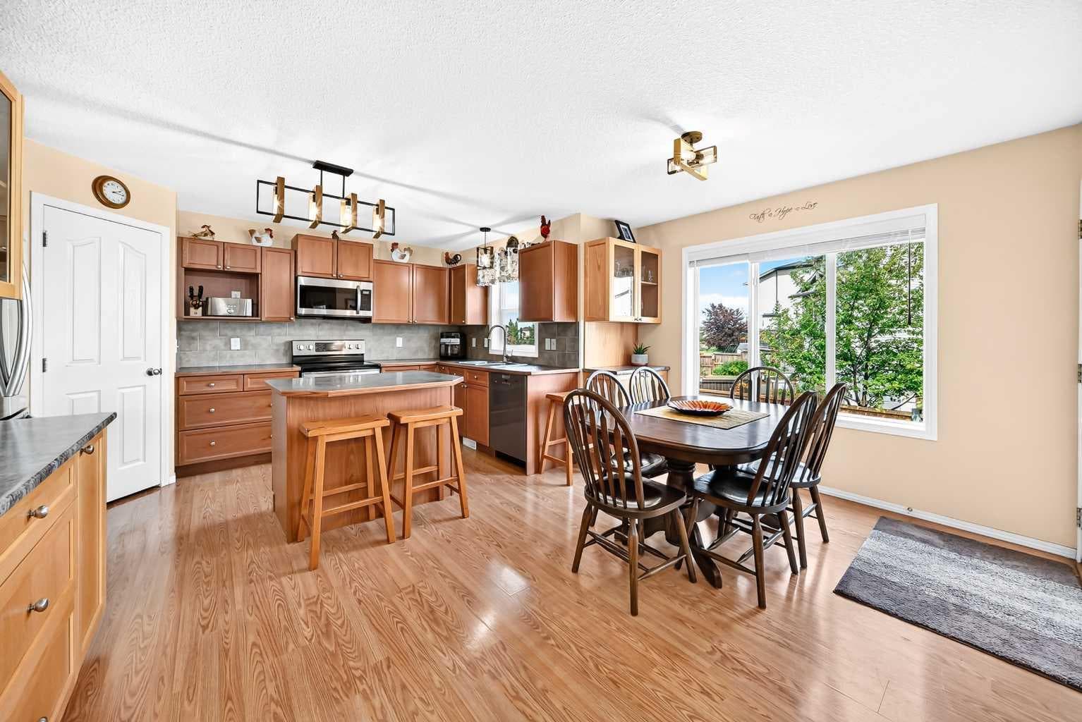 325 Luxstone Green SW