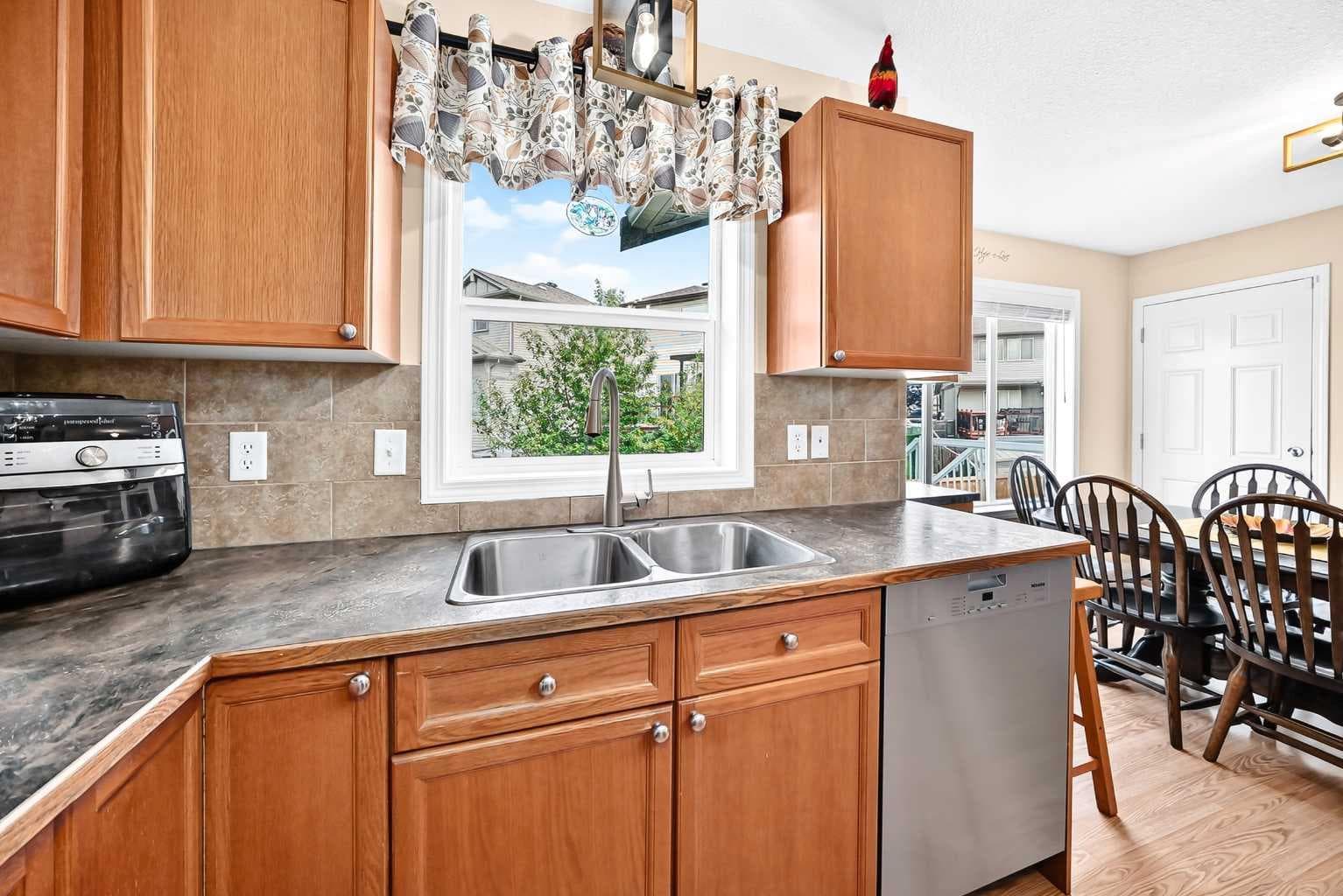 325 Luxstone Green SW