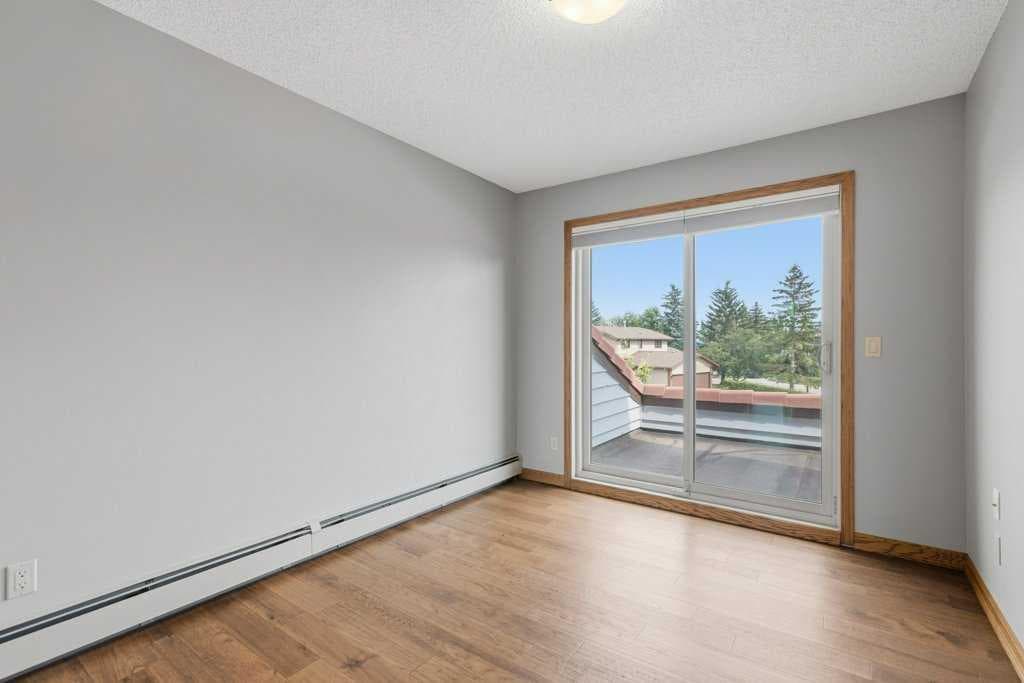 119 Strathbury Bay SW