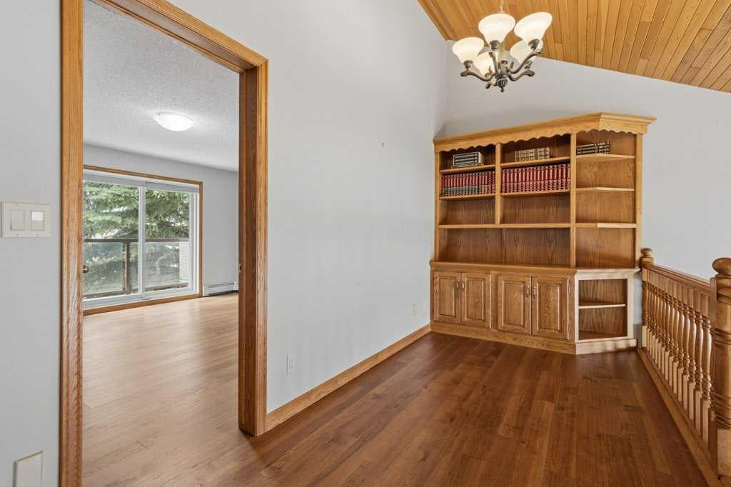119 Strathbury Bay SW