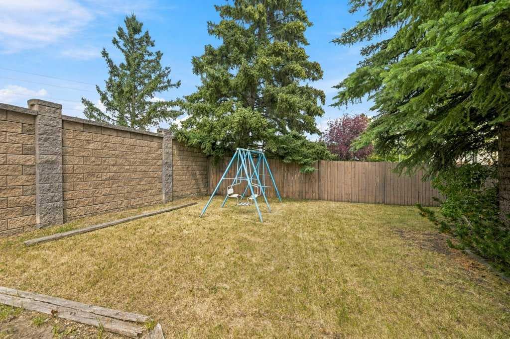 119 Strathbury Bay SW