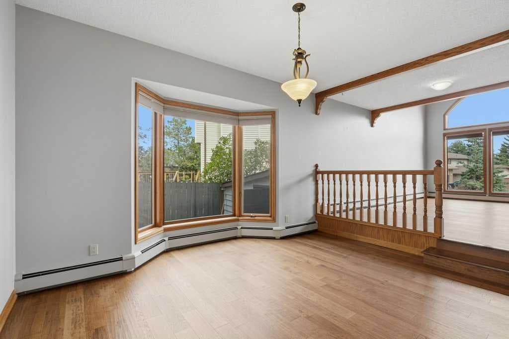 119 Strathbury Bay SW