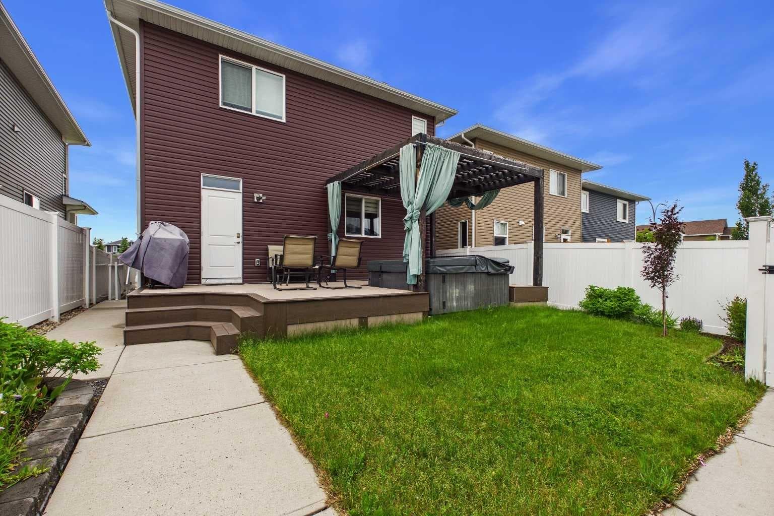 83 Redstone Gardens NE