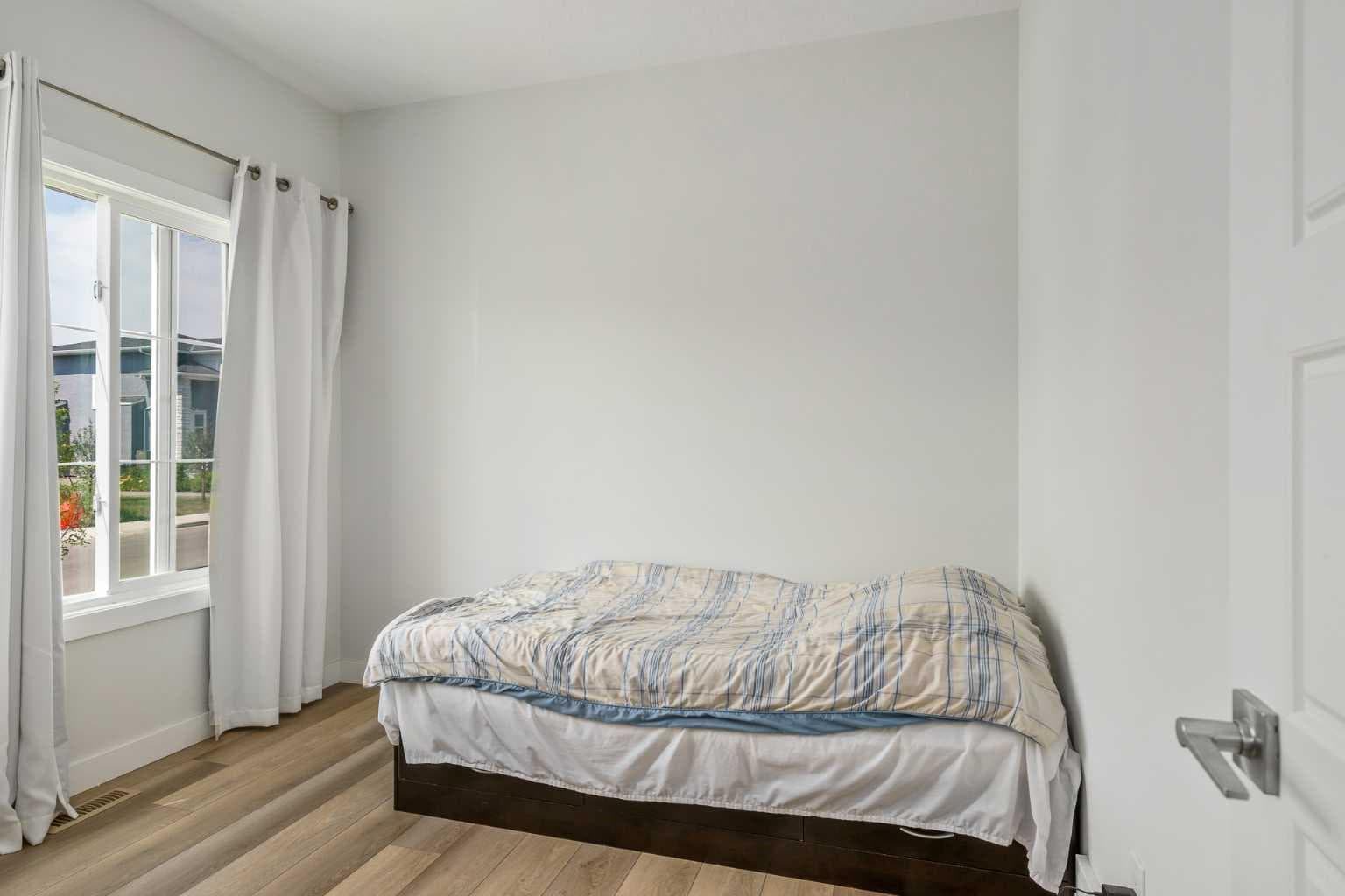 352 Chelsea Passage W