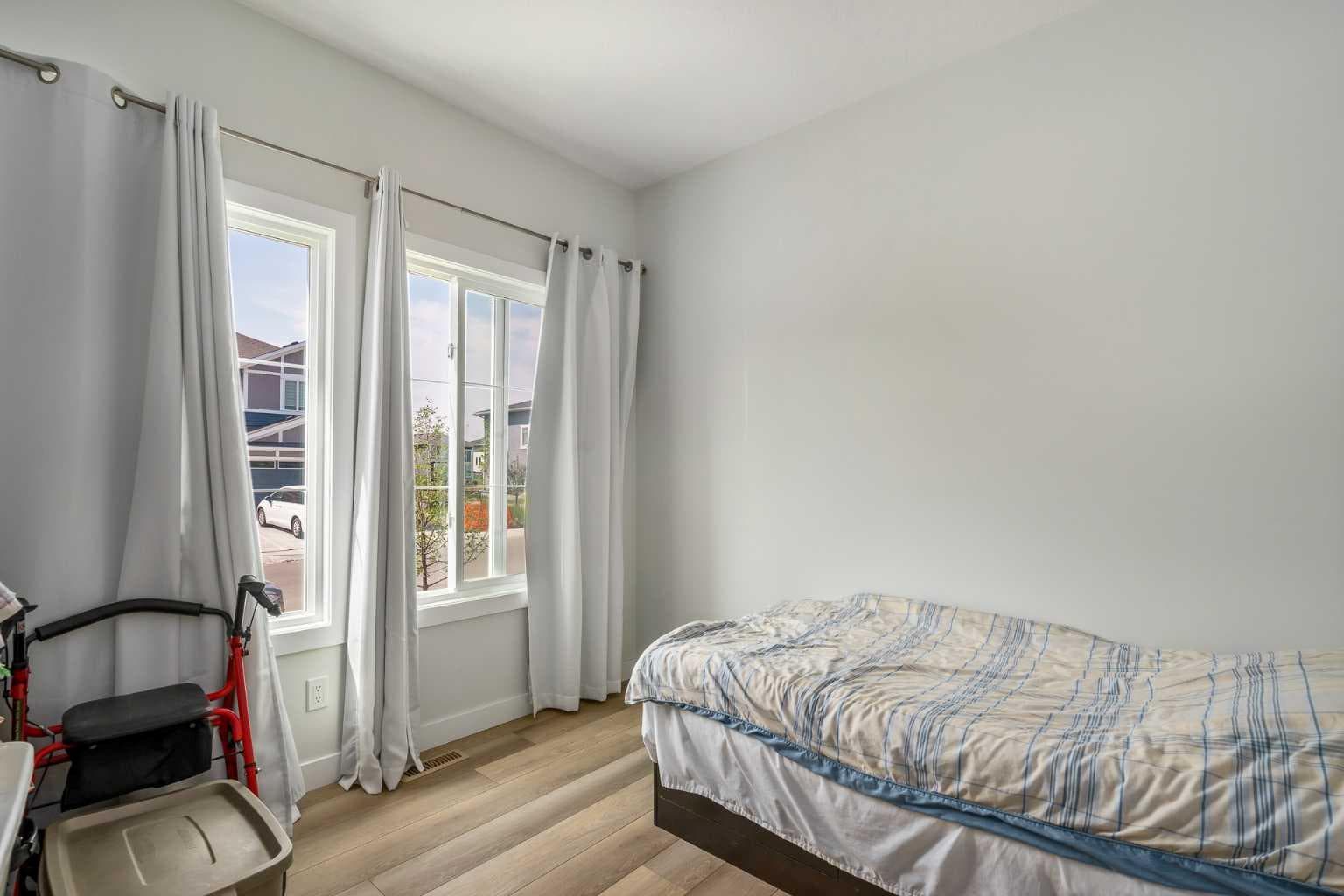 352 Chelsea Passage W