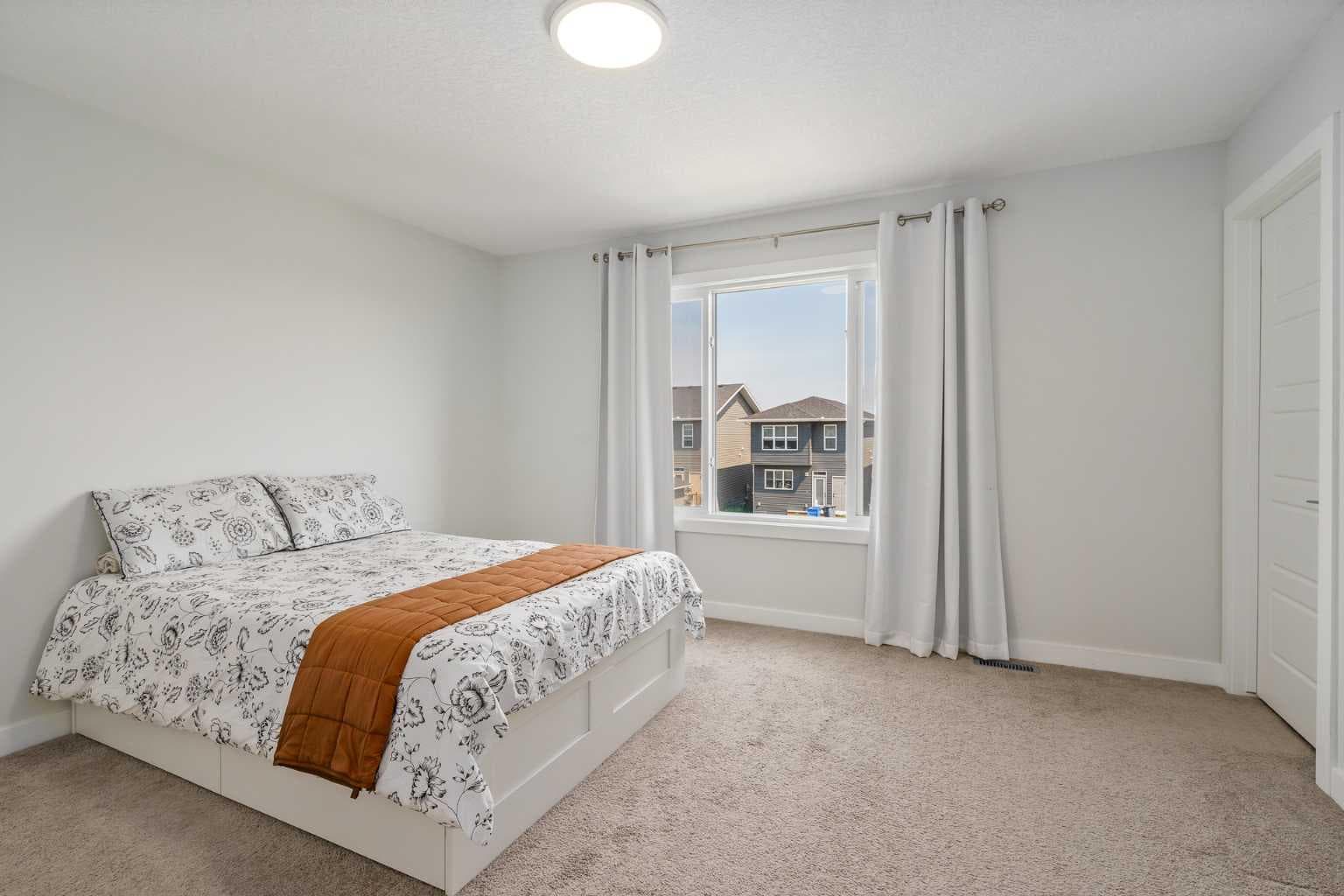 352 Chelsea Passage W