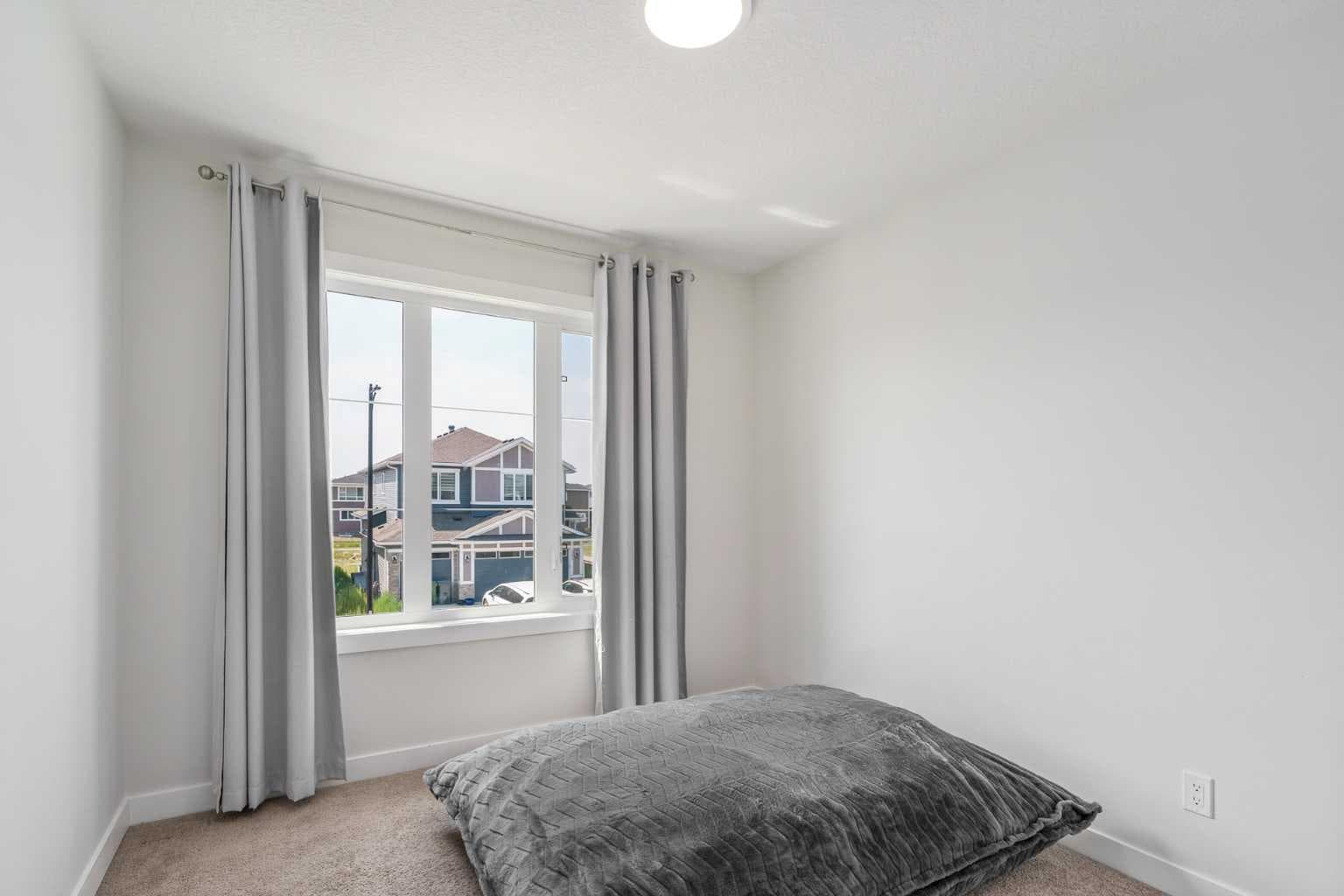 352 Chelsea Passage W
