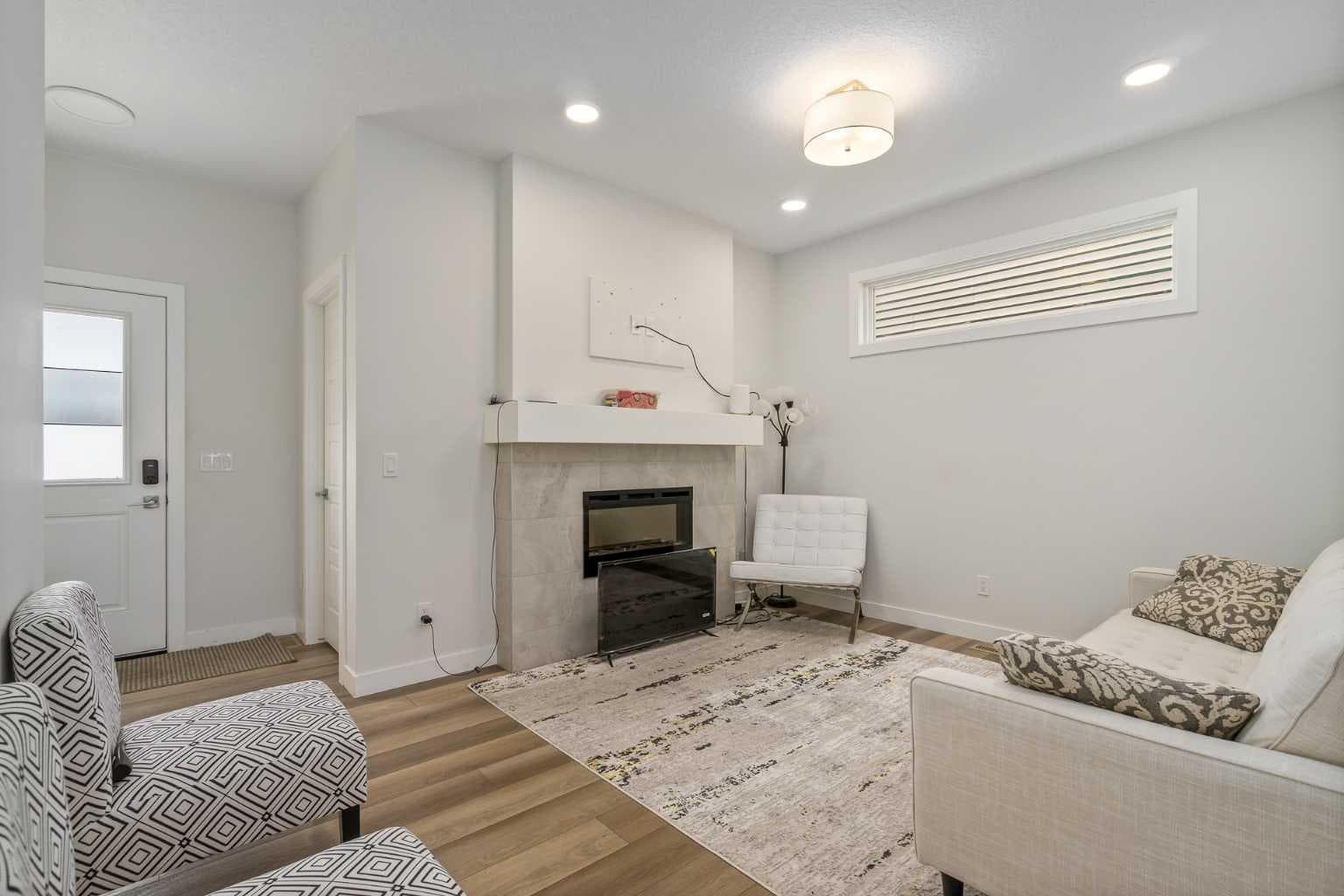 352 Chelsea Passage W