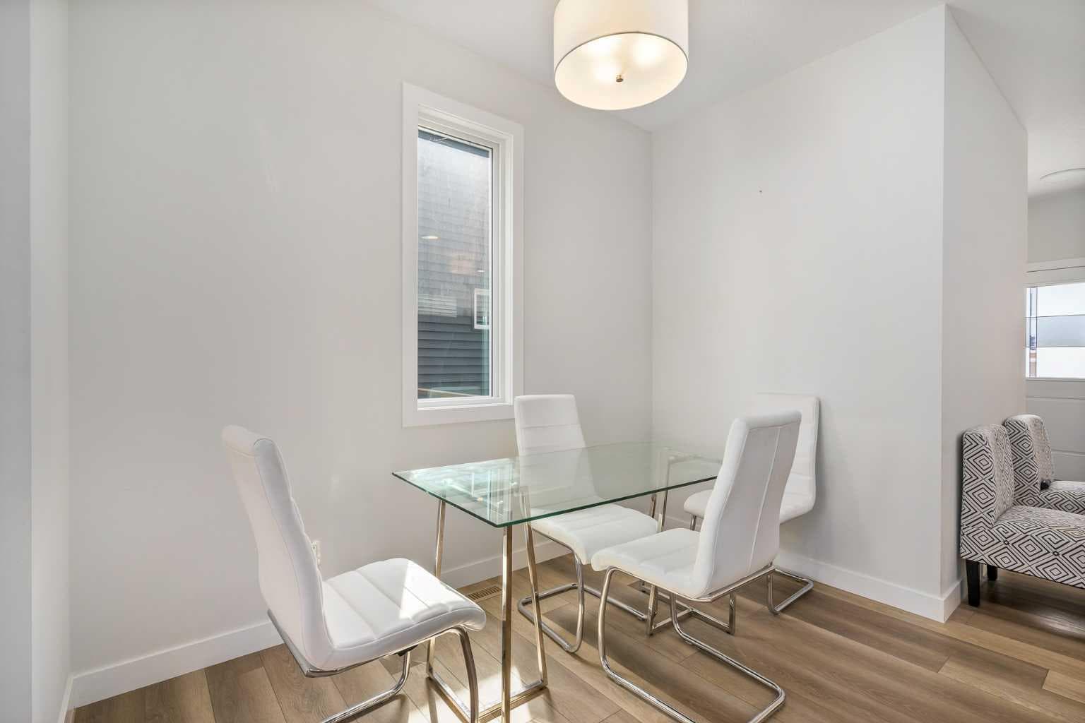 352 Chelsea Passage W