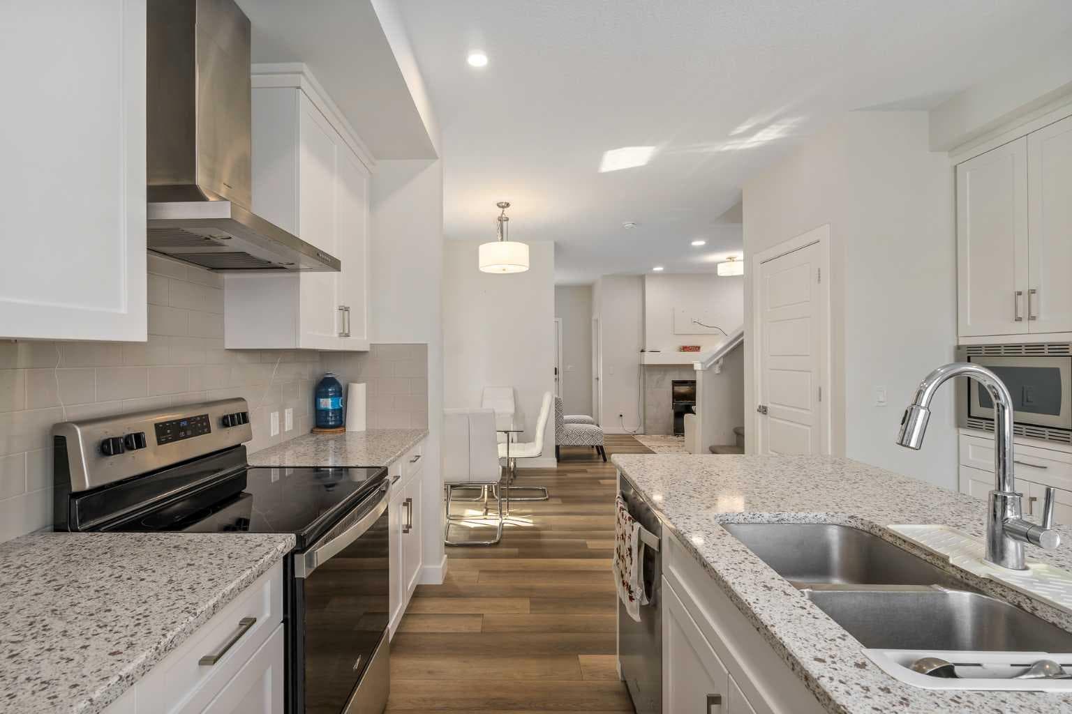 352 Chelsea Passage W