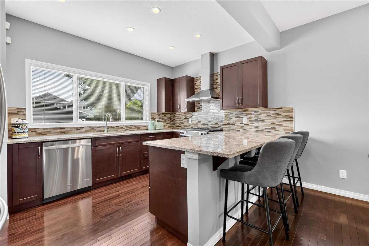 60 Mahogany Grove SE