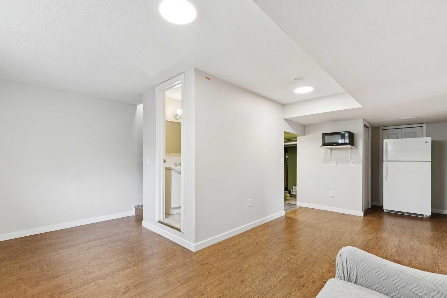 126 Somerglen Way SW