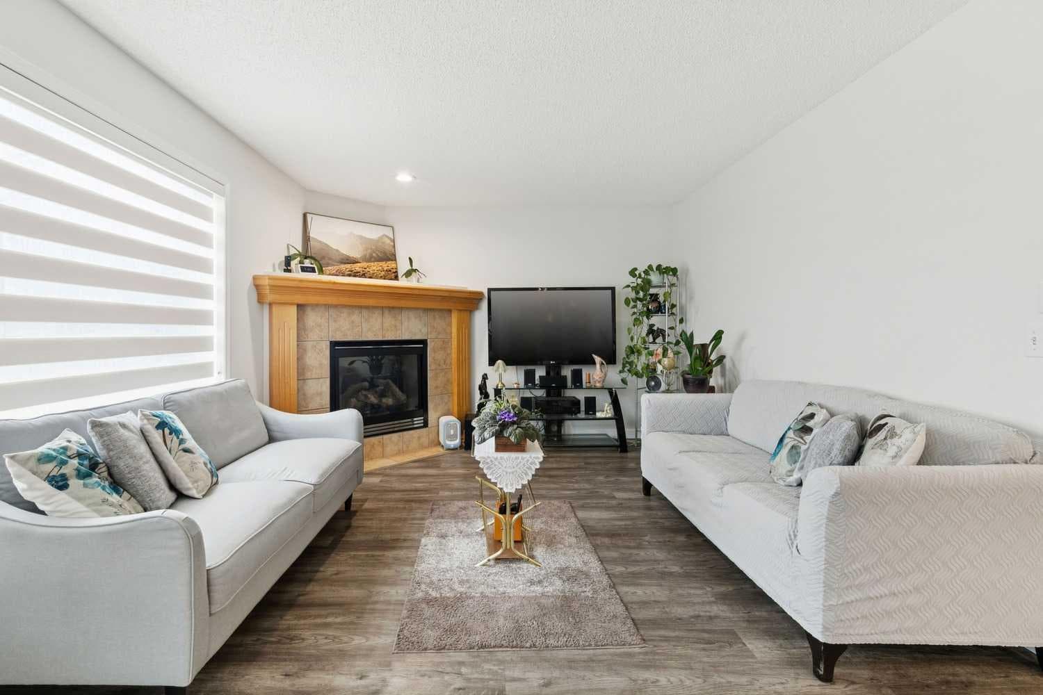126 Somerglen Way SW