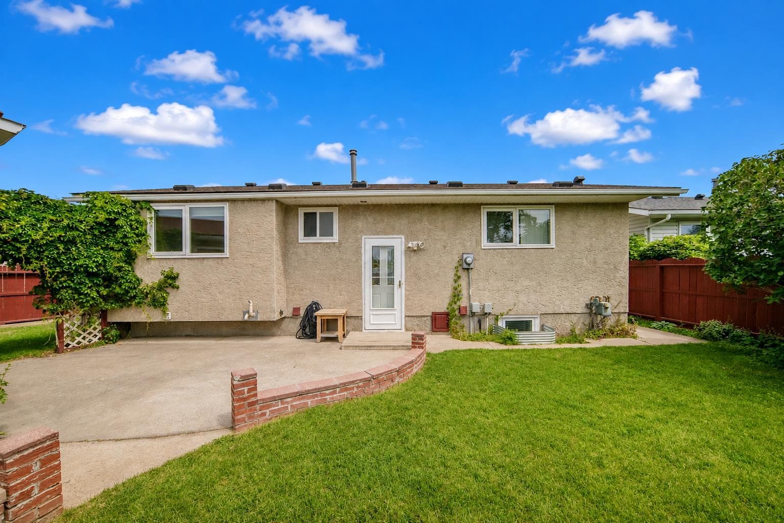 42 Rundlelawn Close NE
