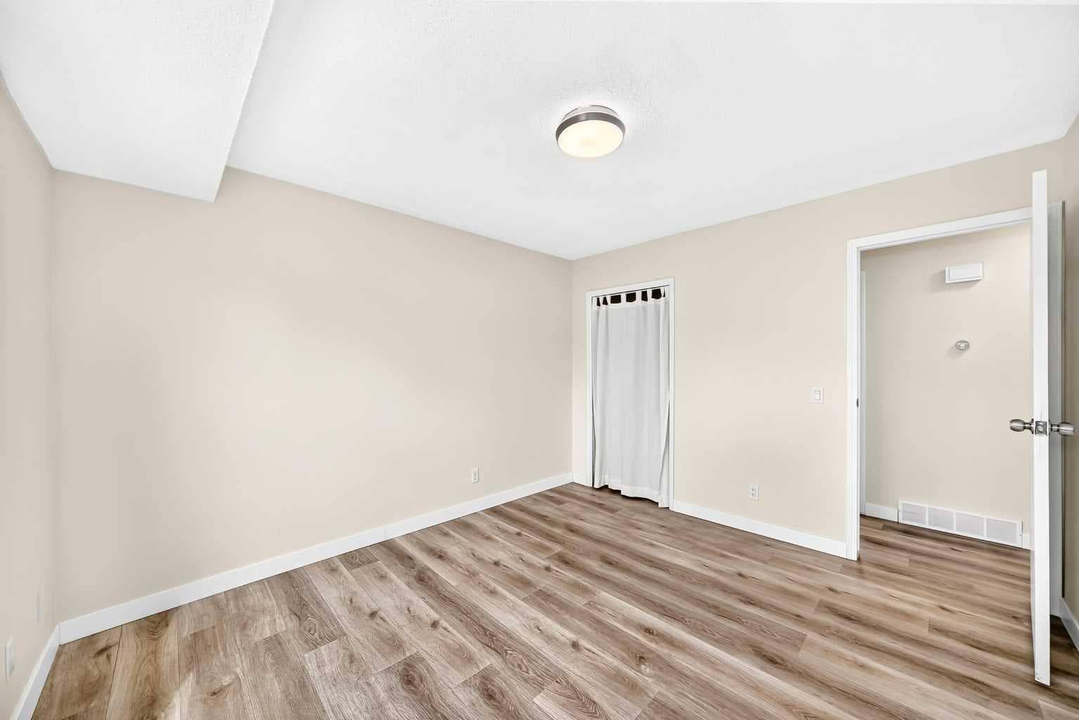 42 Rundlelawn Close NE