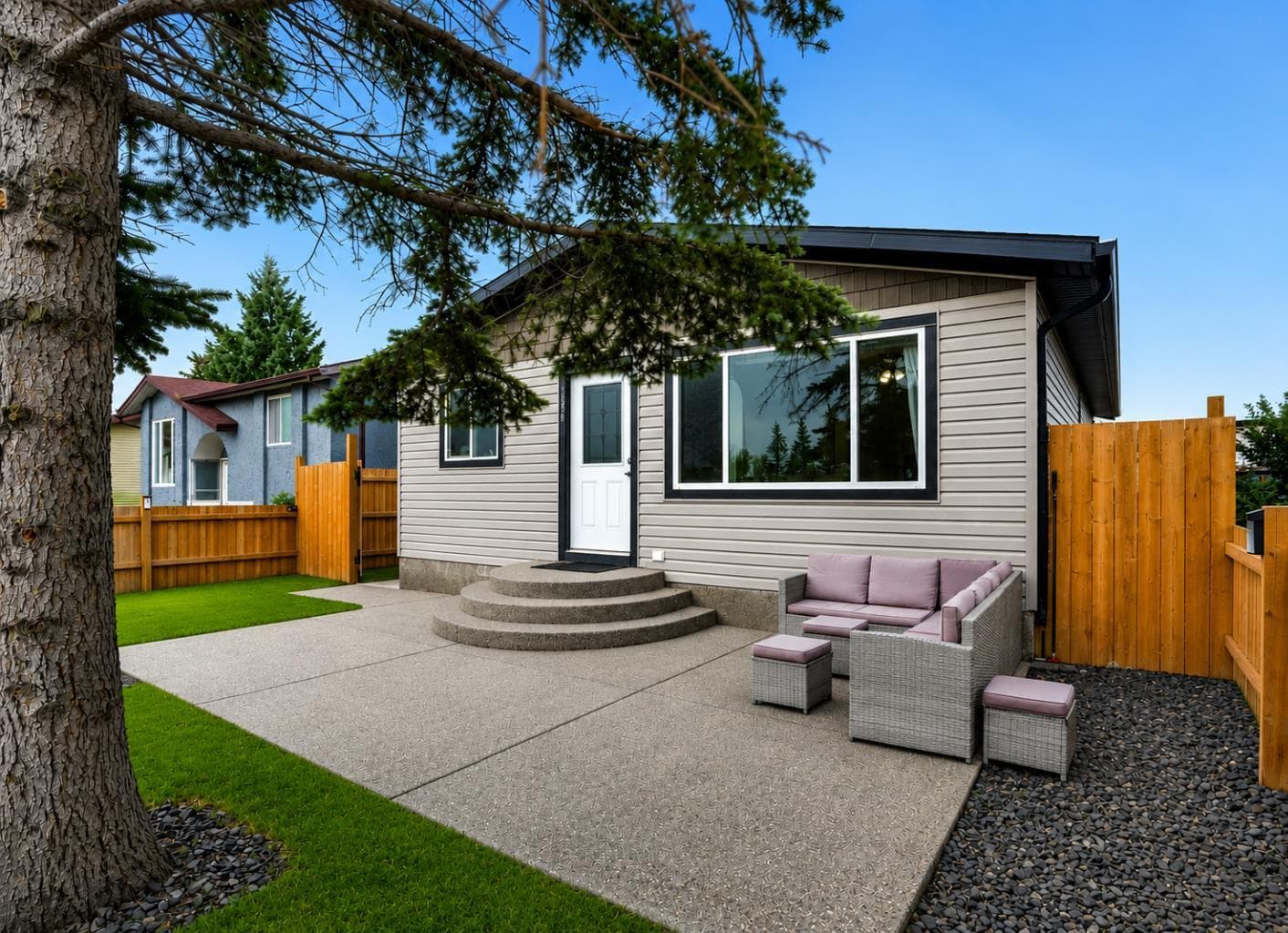 896 Rundlecairn Way NE