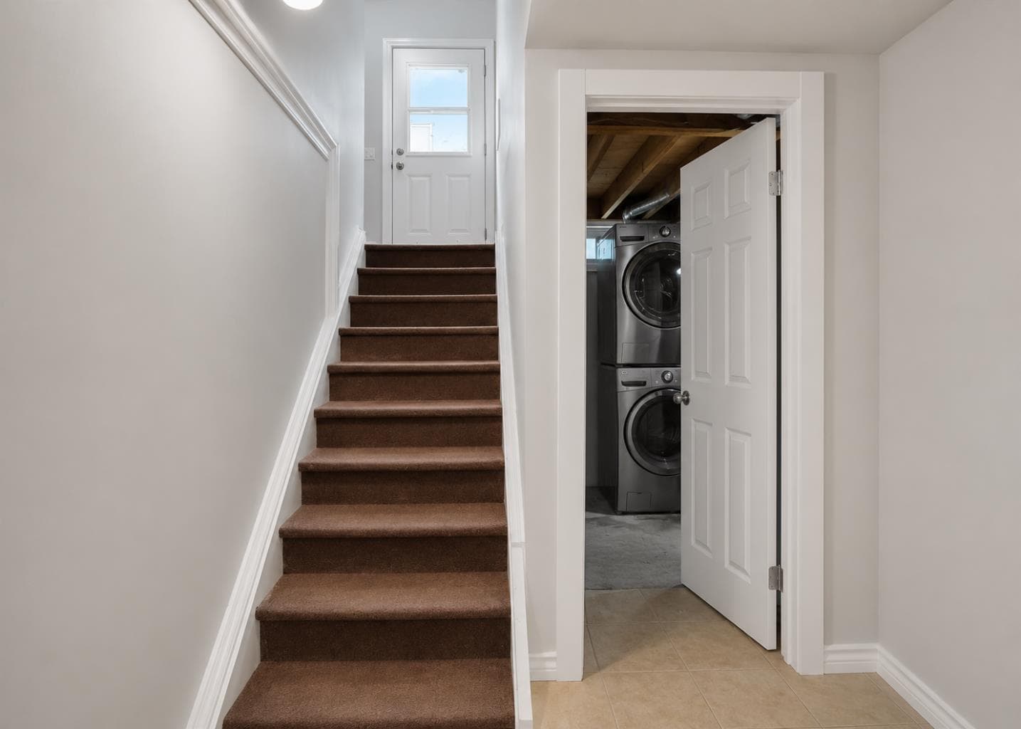 896 Rundlecairn Way NE