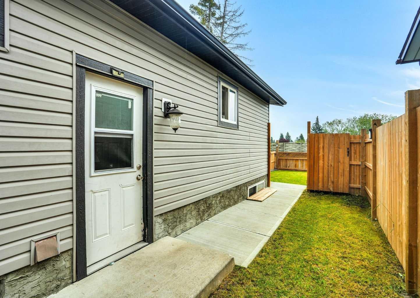 896 Rundlecairn Way NE