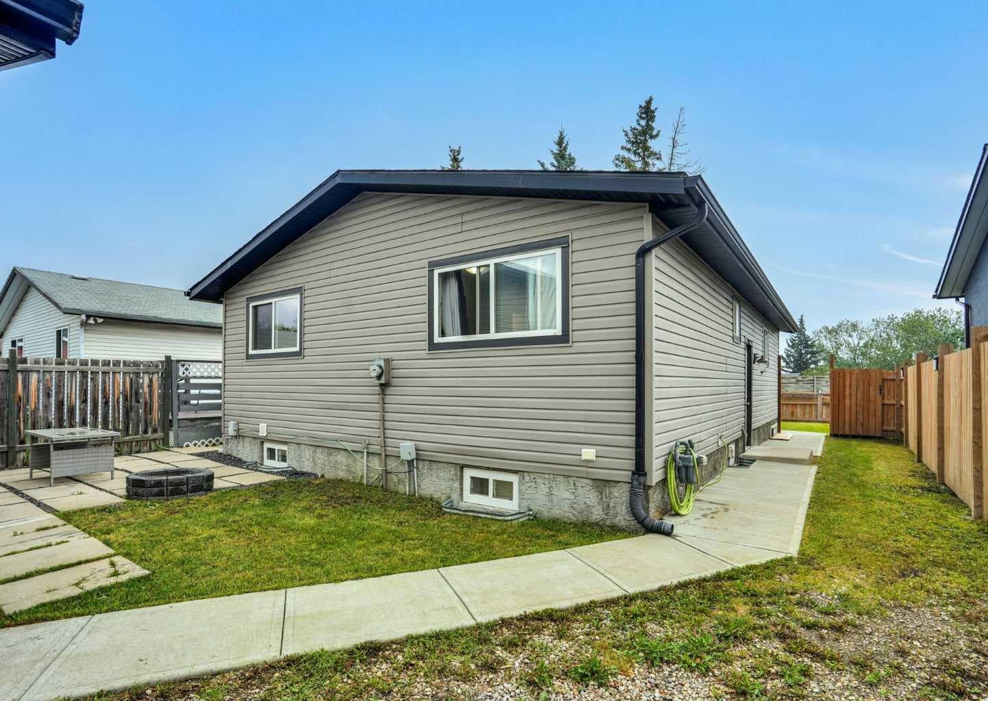 896 Rundlecairn Way NE