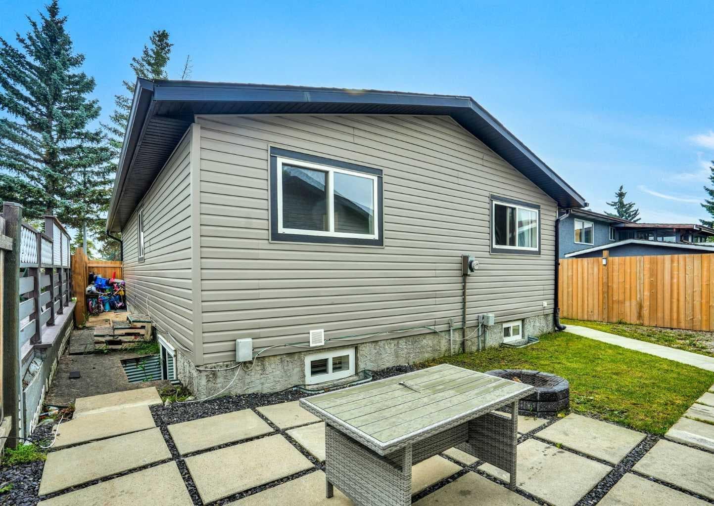 896 Rundlecairn Way NE
