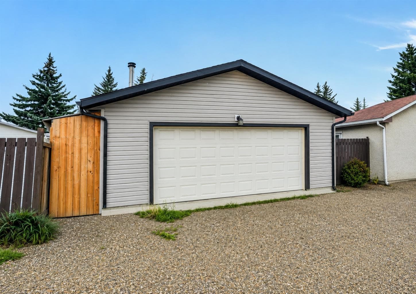 896 Rundlecairn Way NE