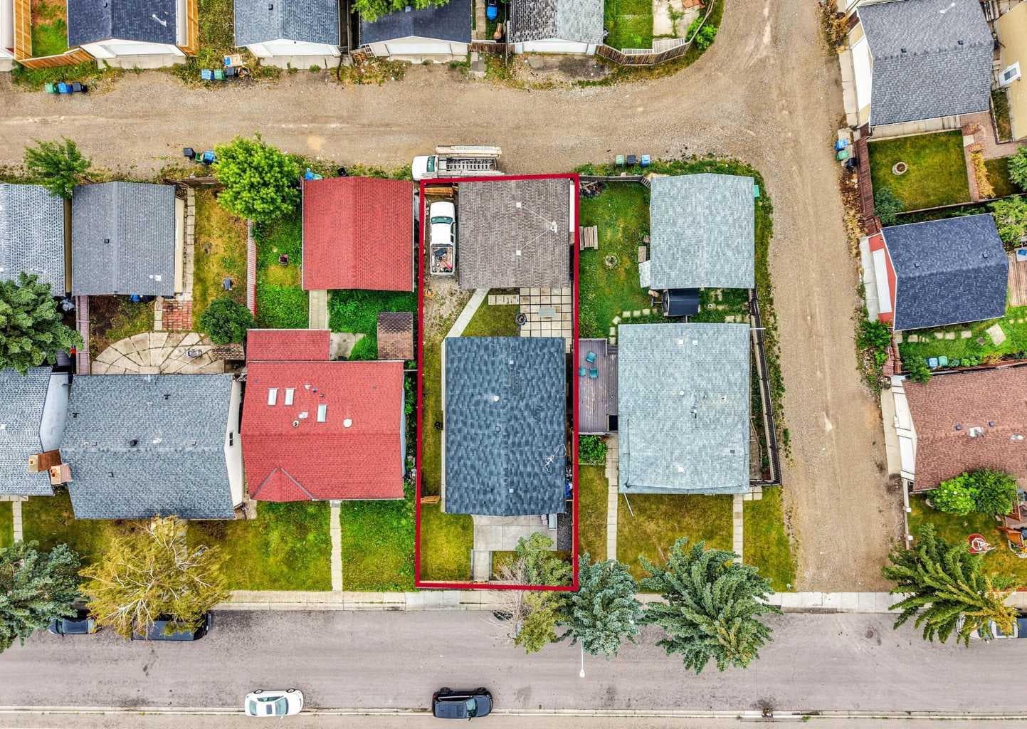 896 Rundlecairn Way NE