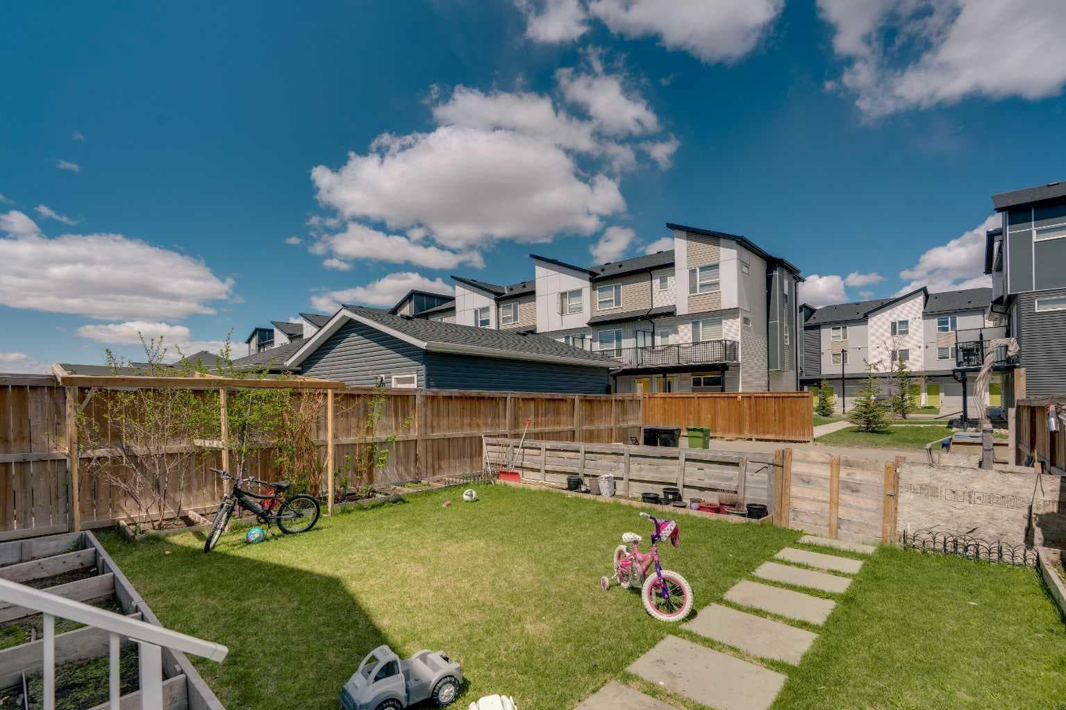 552 Redstone Drive NE
