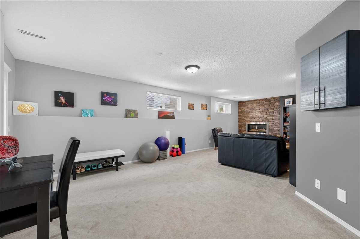 212 Cresthaven Place SW