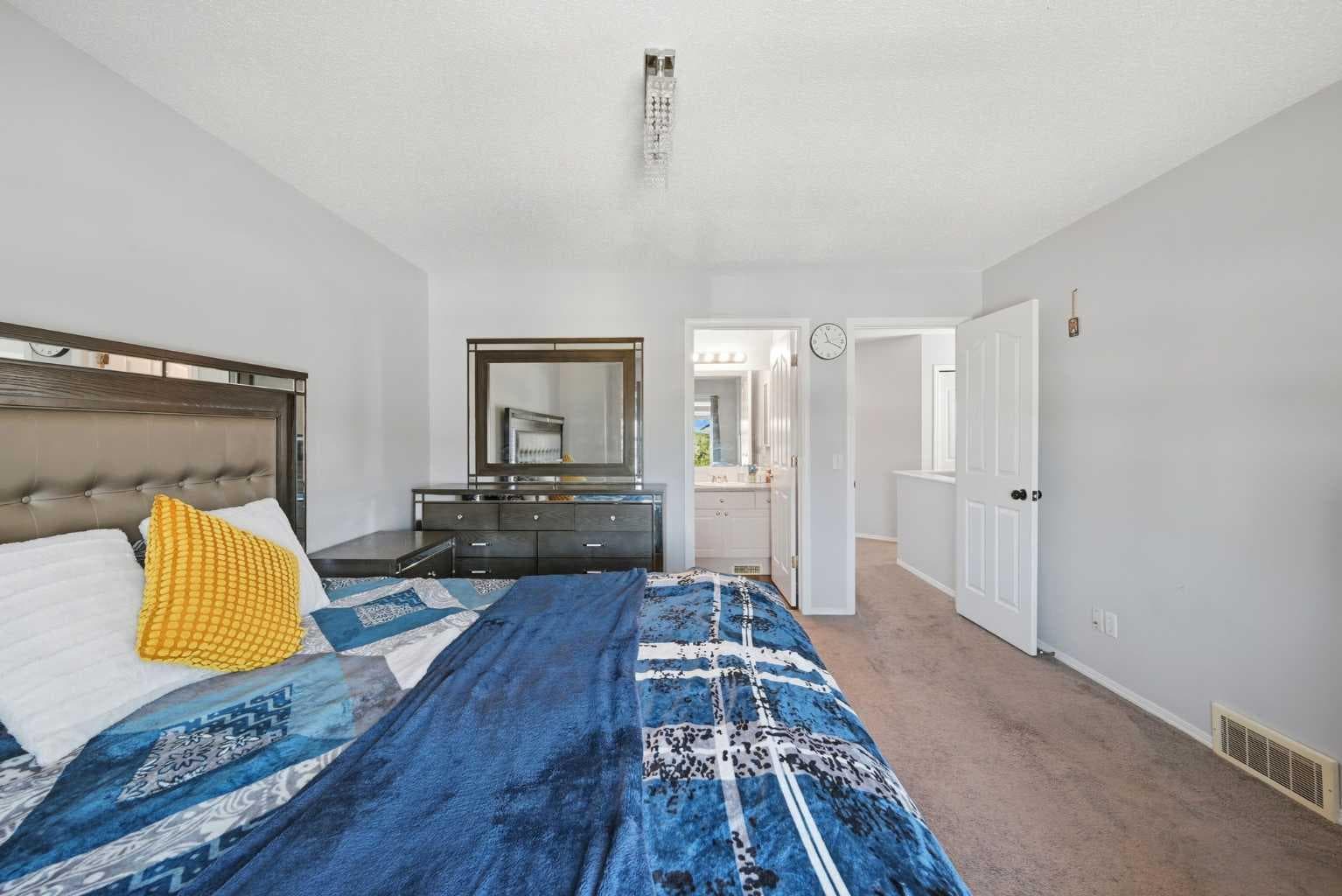 33 Saddlecrest Close NE