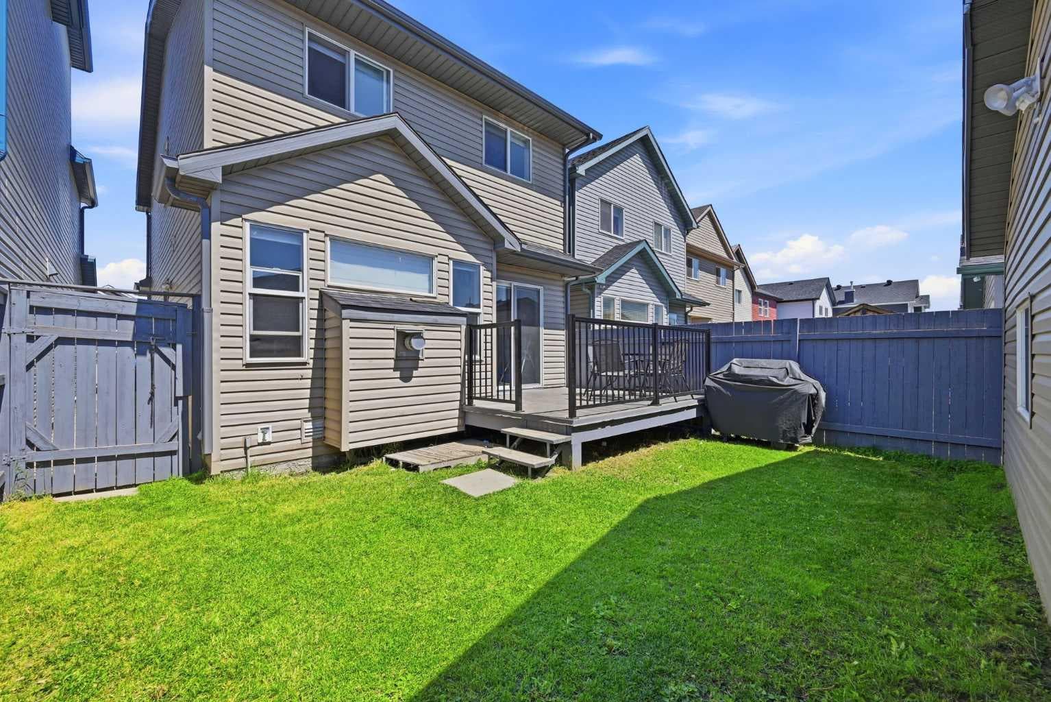 33 Saddlecrest Close NE