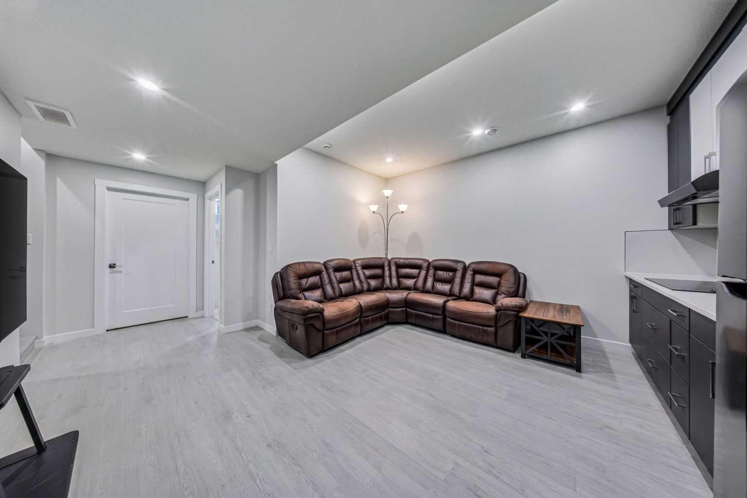 1044 West Lakeview Drive 