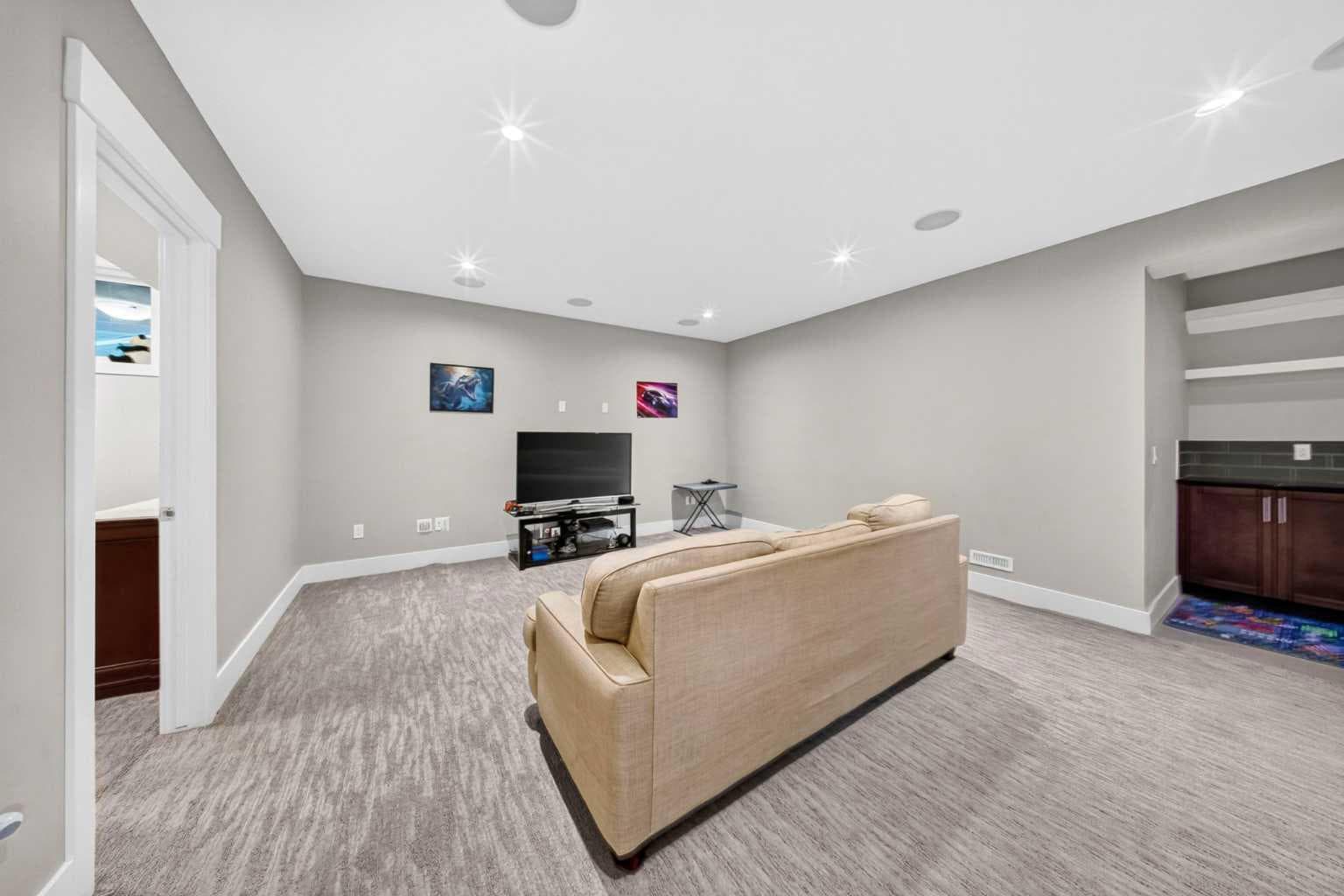 160 Kinniburgh Circle 