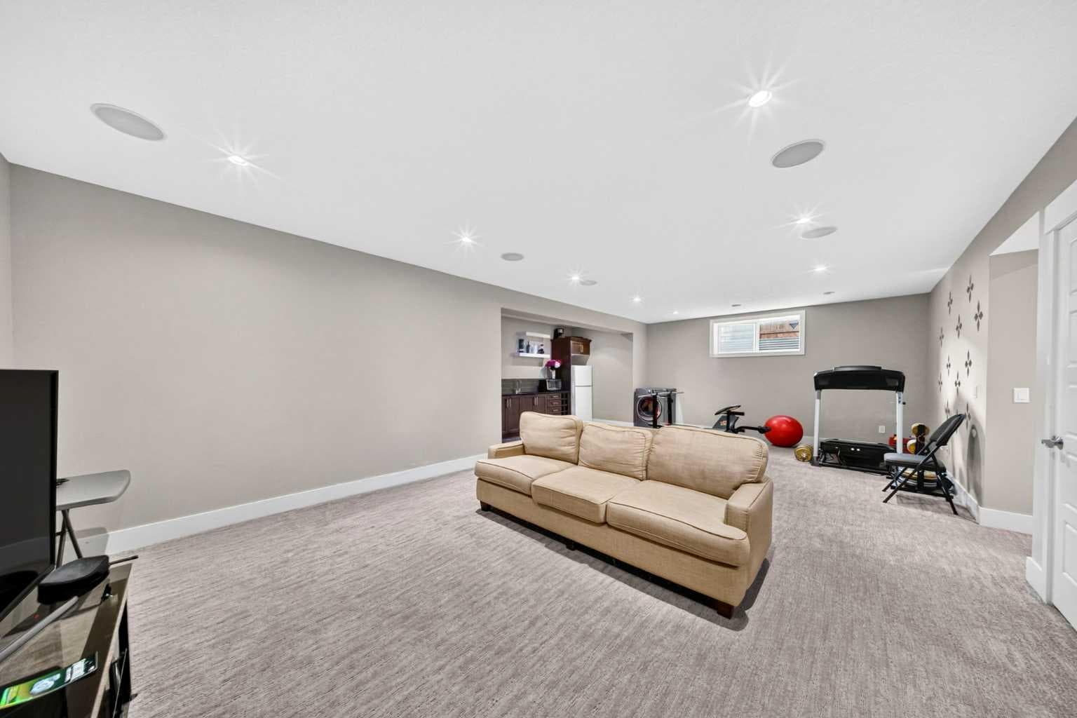 160 Kinniburgh Circle 