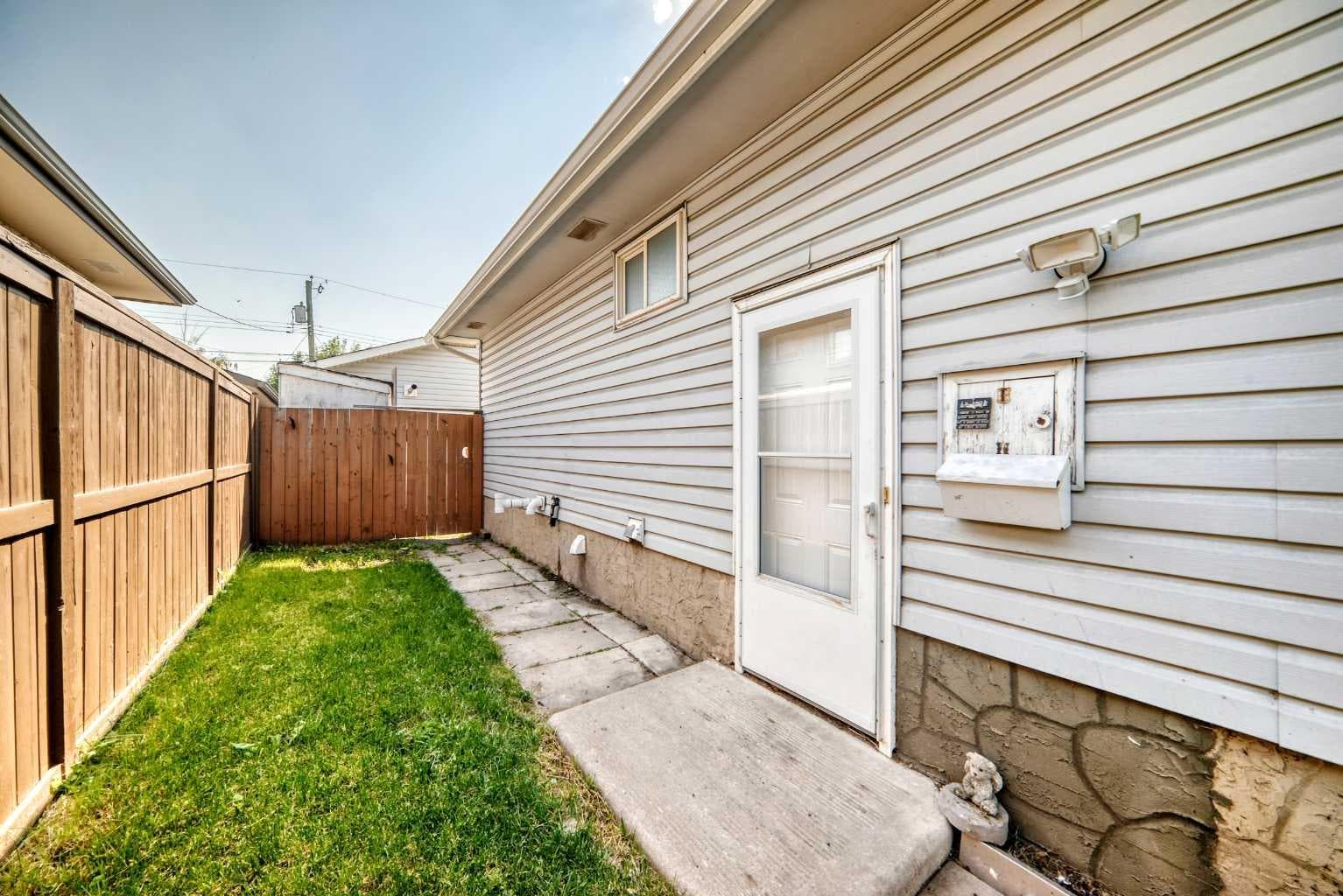 152 Maranda Close NE