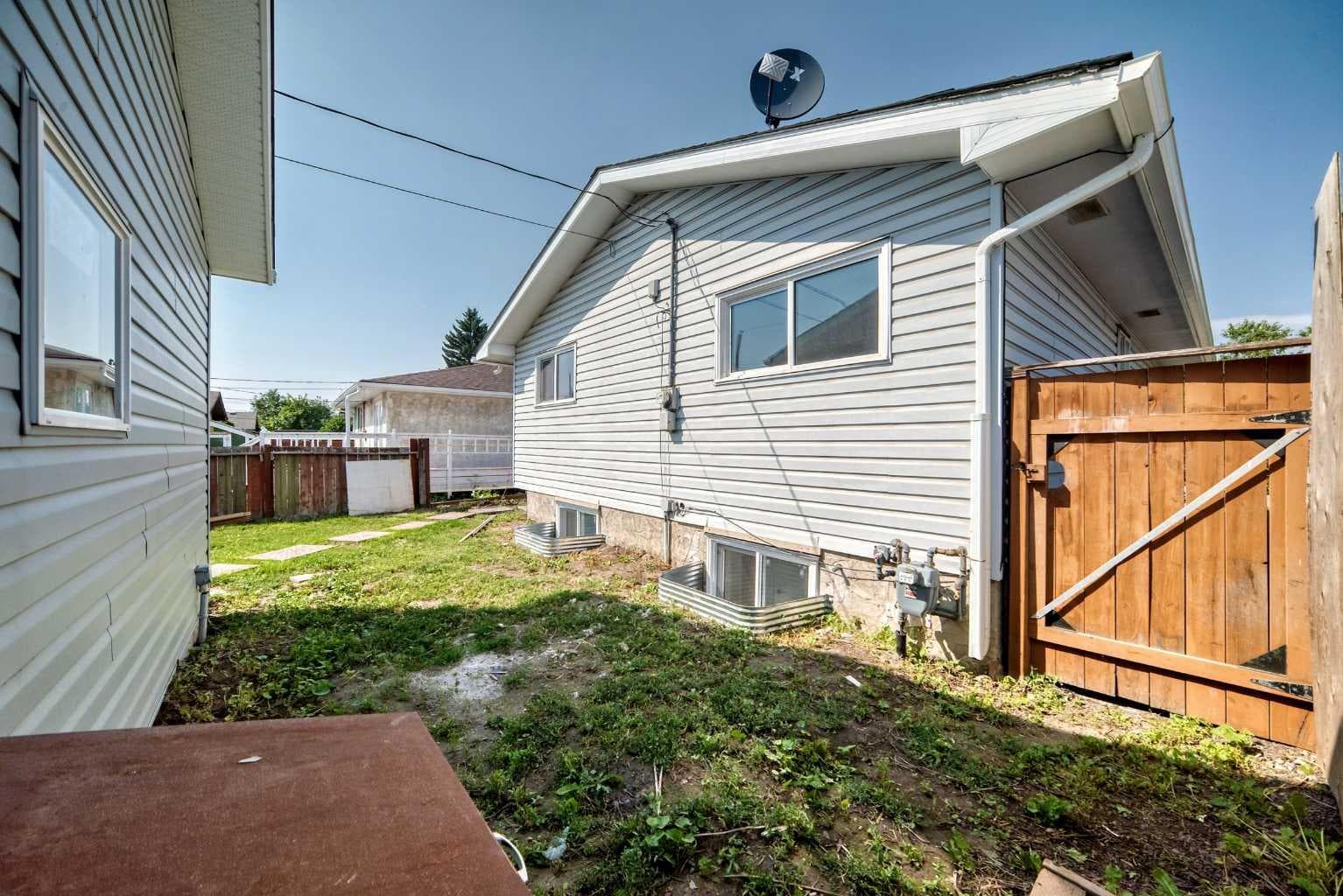 152 Maranda Close NE