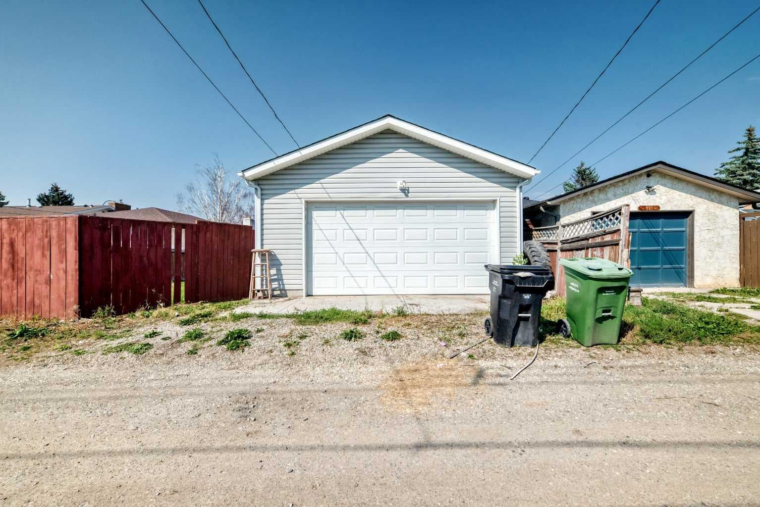 152 Maranda Close NE