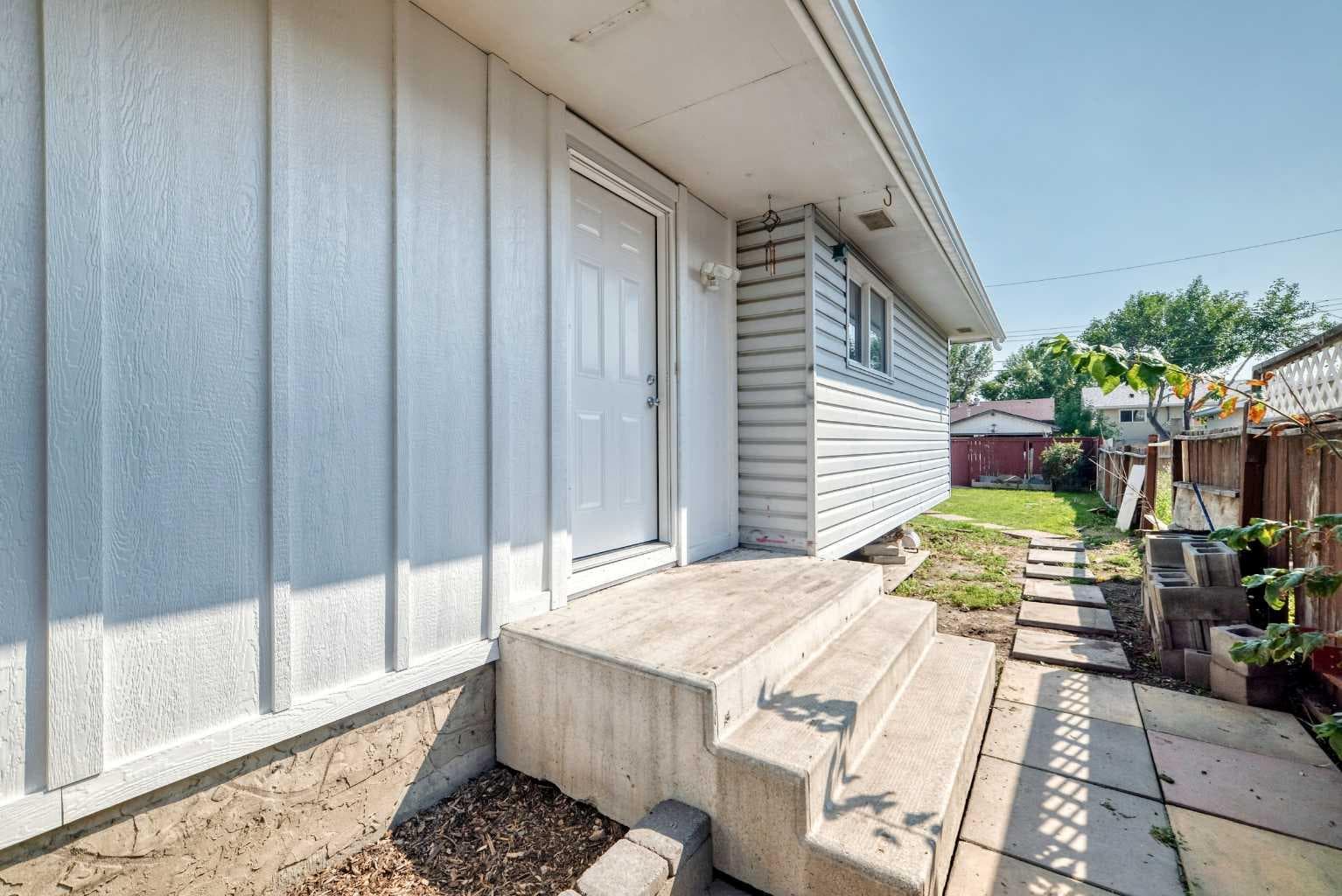 152 Maranda Close NE