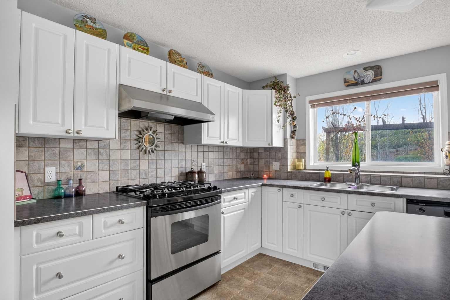 112 Valley Stream Close NW