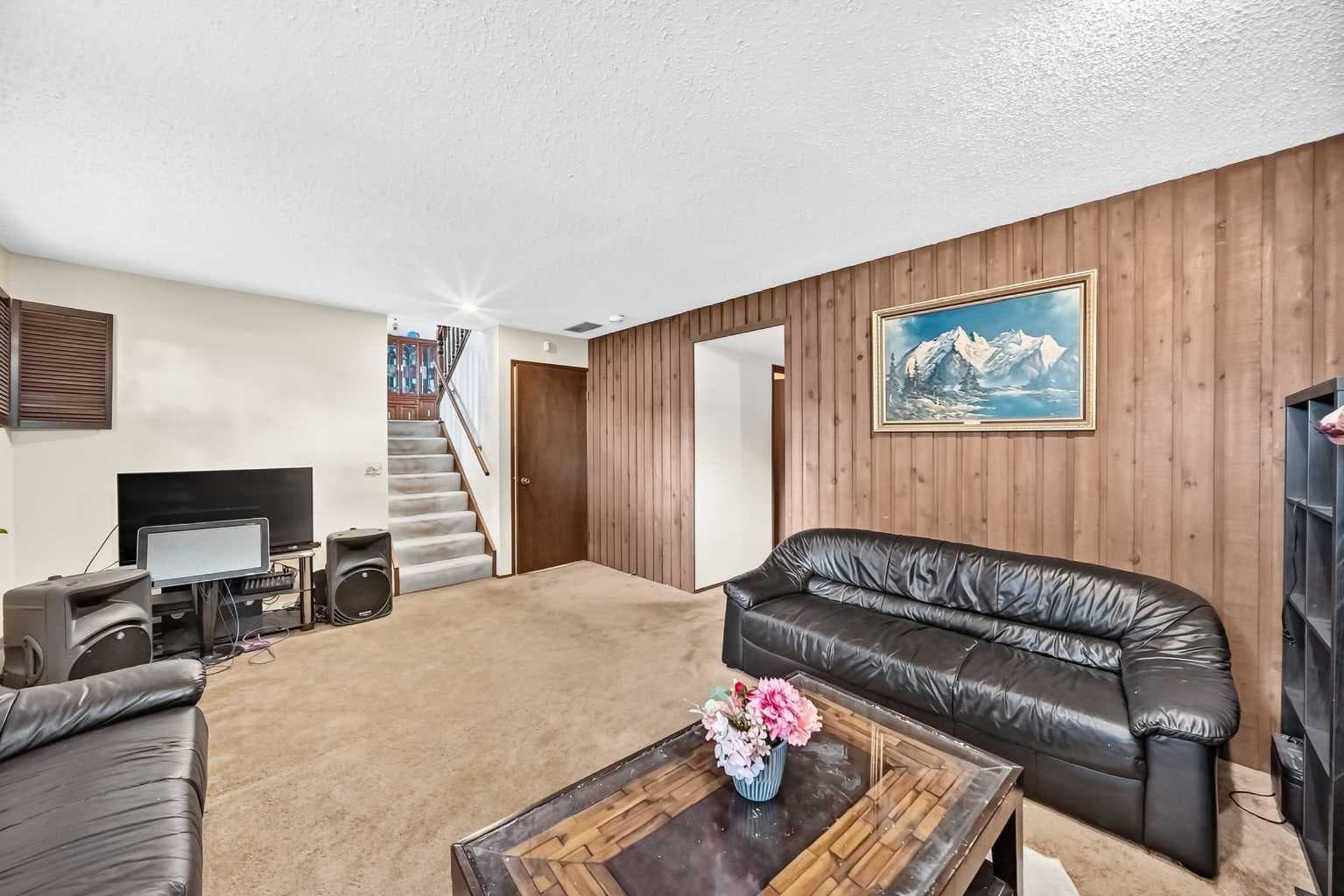 11 rundlemere Place NE