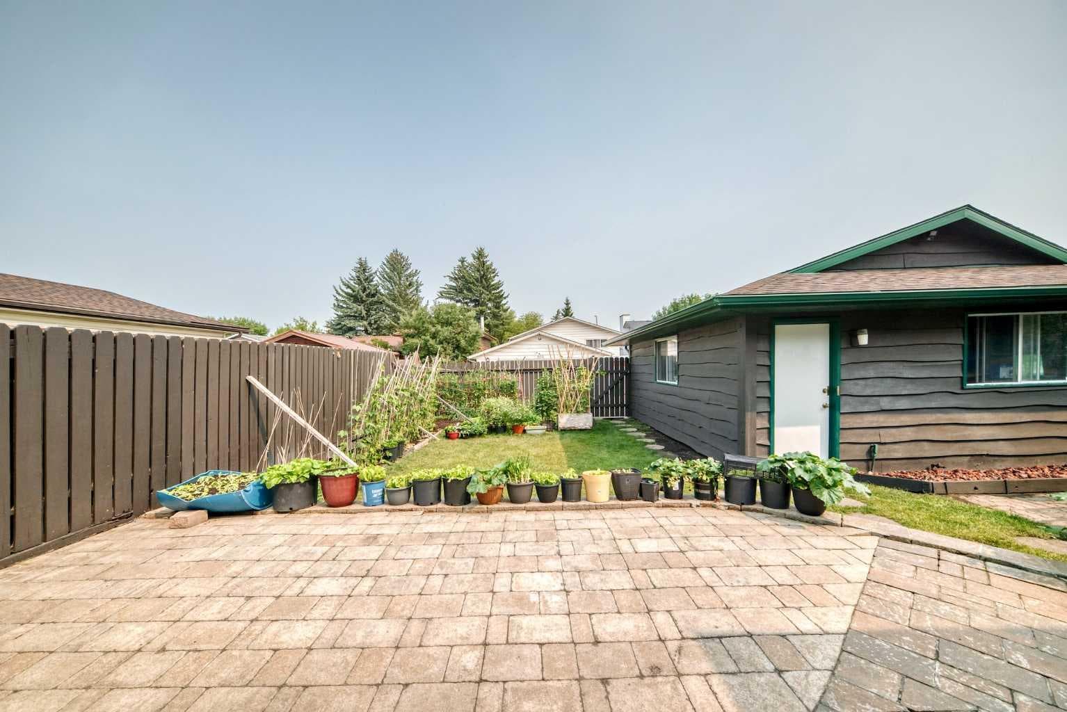 11 rundlemere Place NE
