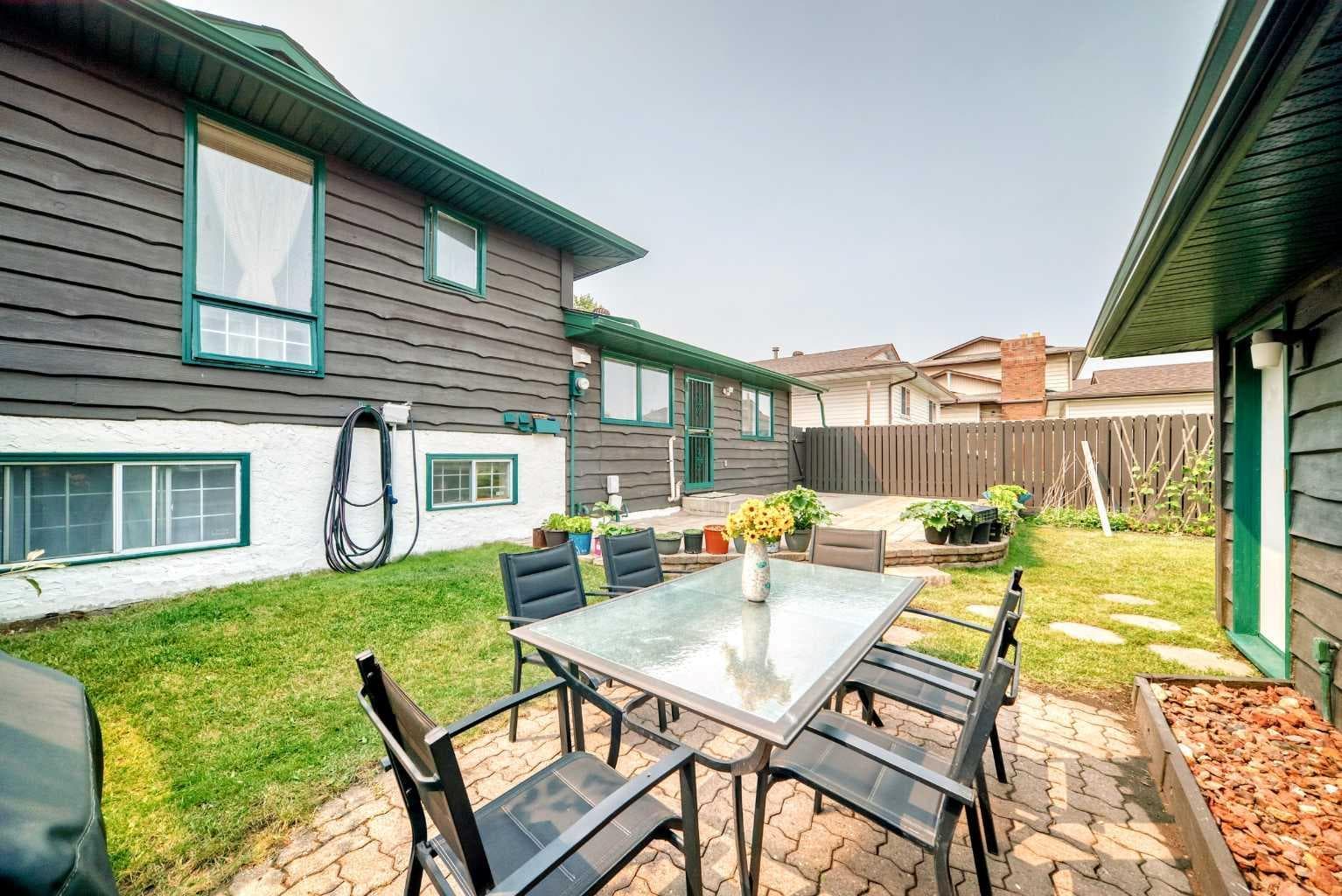 11 rundlemere Place NE