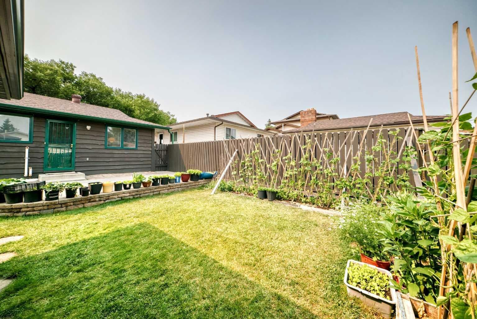 11 rundlemere Place NE