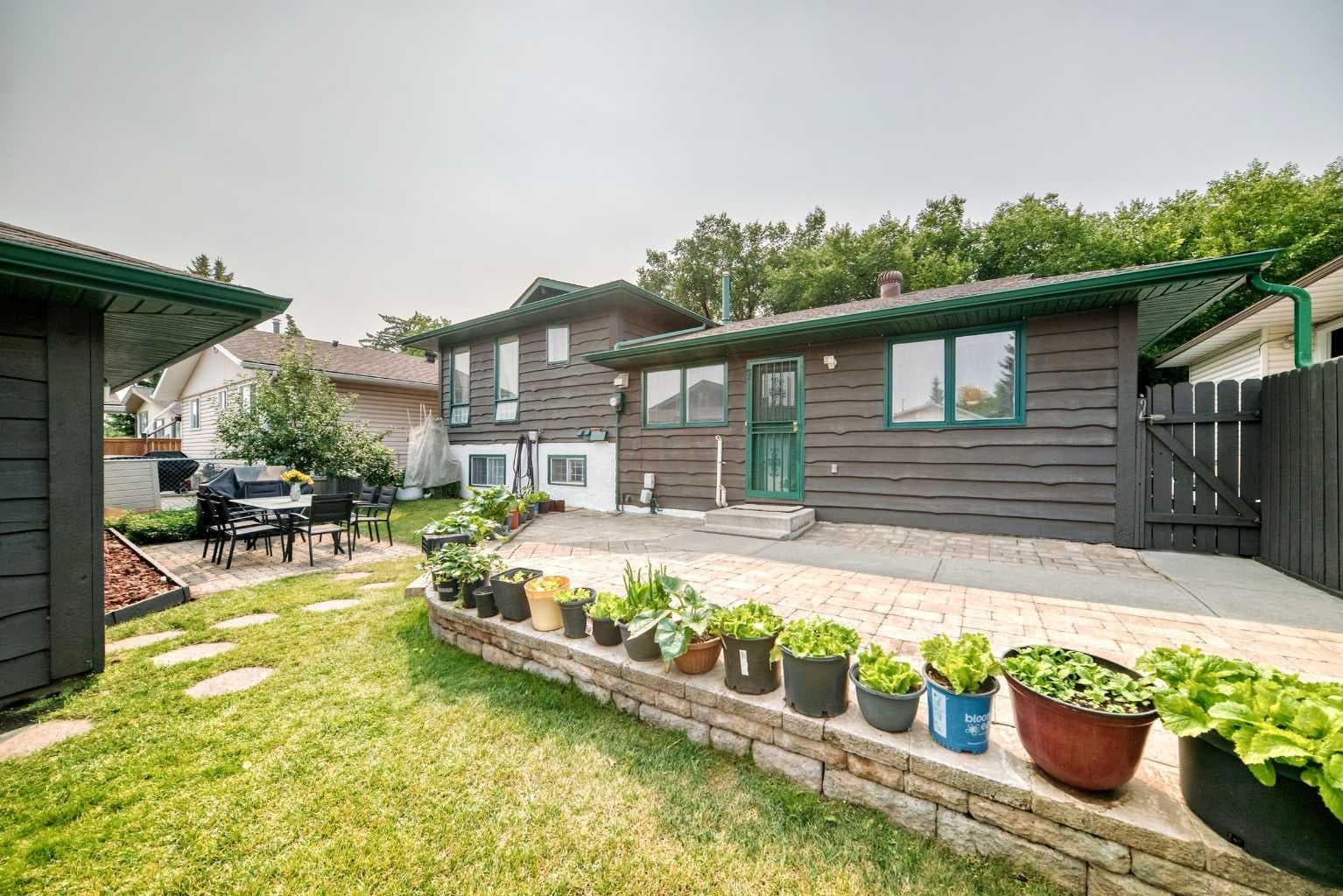 11 rundlemere Place NE