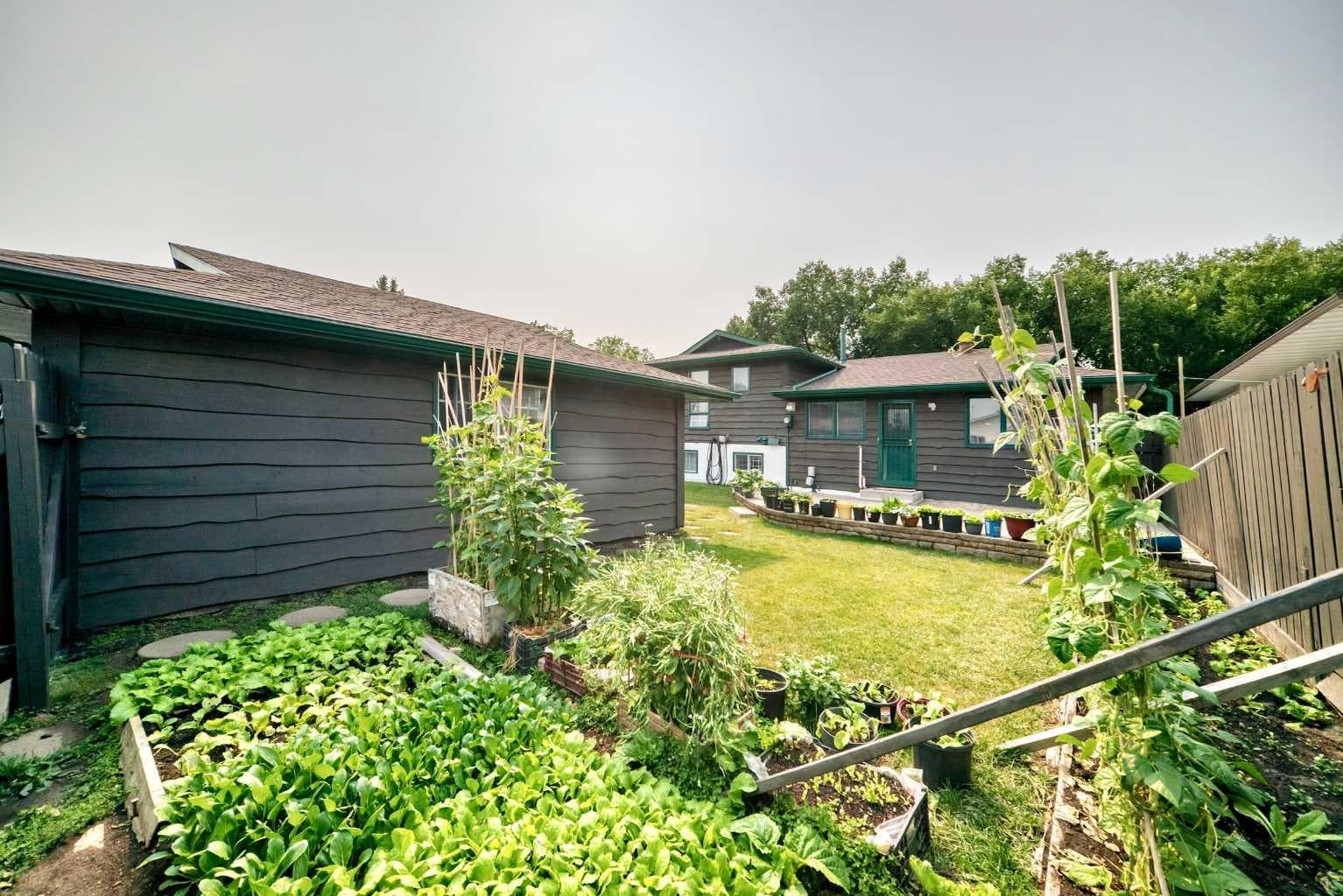 11 rundlemere Place NE