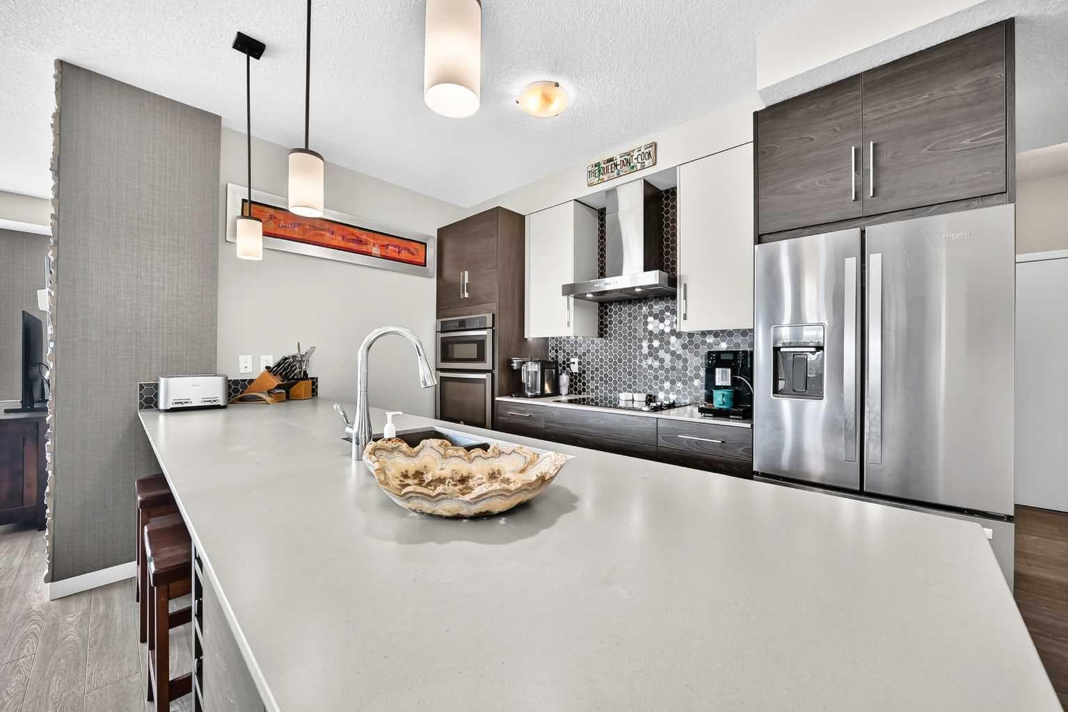 201, 122 Mahogany Centre SE